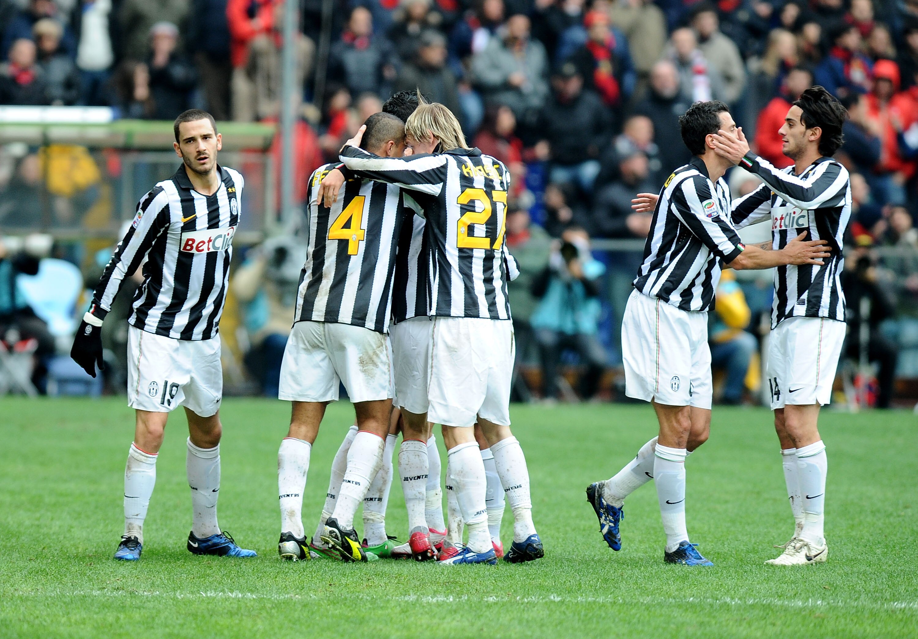 GENOA, ITALY - NOVEMBER 21: Players of Juventus FC celebrate their team's opening goal scored by Claudio Marchisio during the Serie A match between Genoa CFC and Juventus FC at Stadio Luigi Ferraris on November 21, 2010 in Genoa, Italy.  (Photo by Massimo