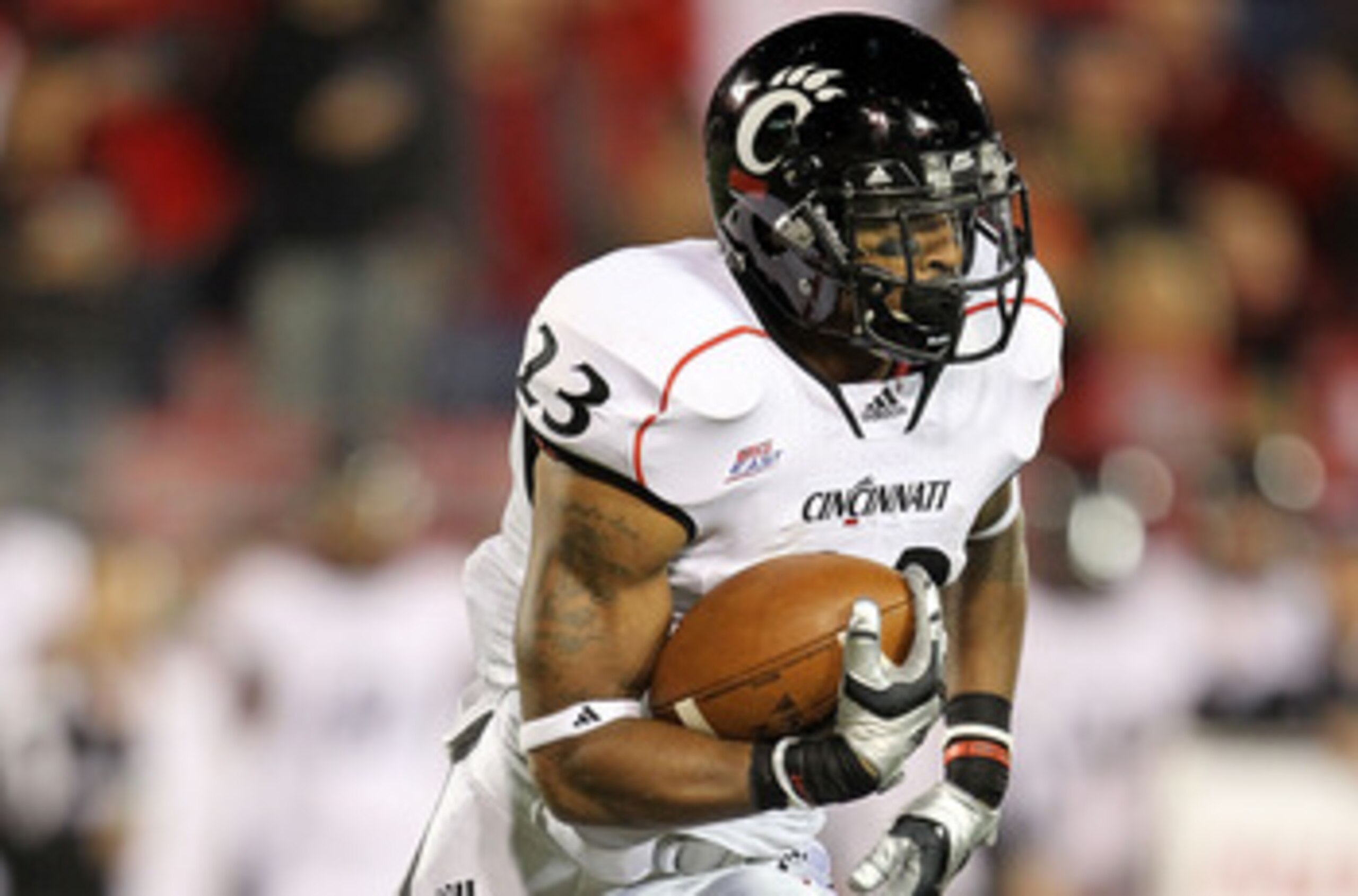 LOUISVILLE, KY - OCTOBER 15:  Isaiah Pead #23 of the Cincinnati Bearcats runs with the ball during the Big East Conference game against the Louisville Cardinals at Papa John's Cardinal Stadium on October 15, 2010 in Louisville, Kentucky.  (Photo by Andy L