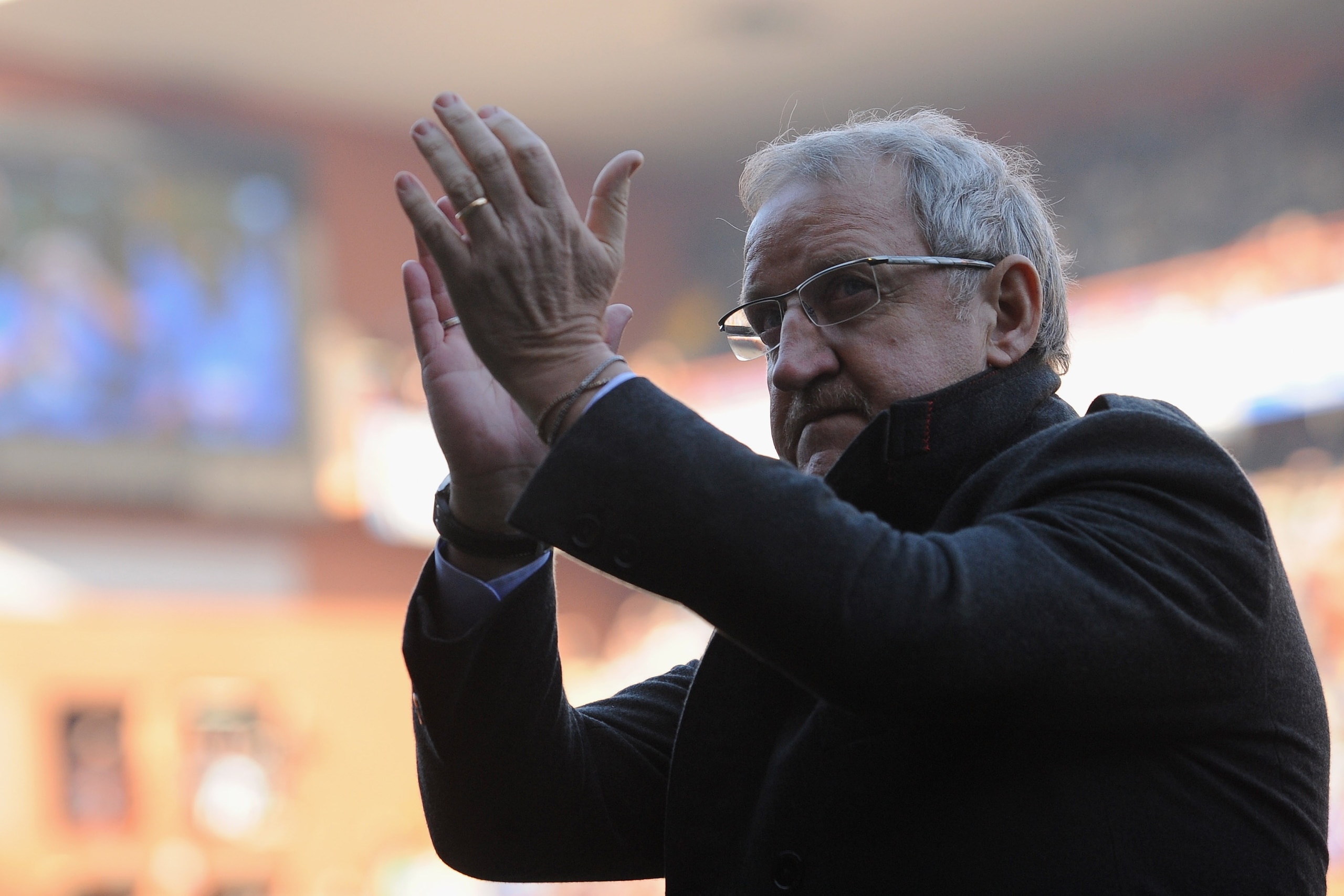 GENOA, ITALY - JANUARY 23:  Juventus FC head coach Luigi Del Neri salutes the fans prior to the Serie A match between UC Sampdoria and Juventus FC at Stadio Luigi Ferraris on January 23, 2011 in Genoa, Italy.  (Photo by Valerio Pennicino/Getty Images)