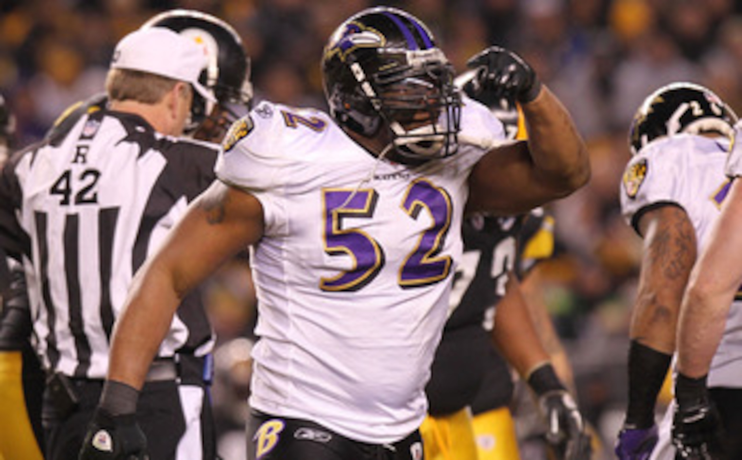 PITTSBURGH, PA - JANUARY 15:  Linebacker Ray Lewis #52 of the Baltimore Ravens reacts after a play against the Pittsburgh Steelers during the AFC Divisional Playoff Game at Heinz Field on January 15, 2011 in Pittsburgh, Pennsylvania.  (Photo by Nick Laham