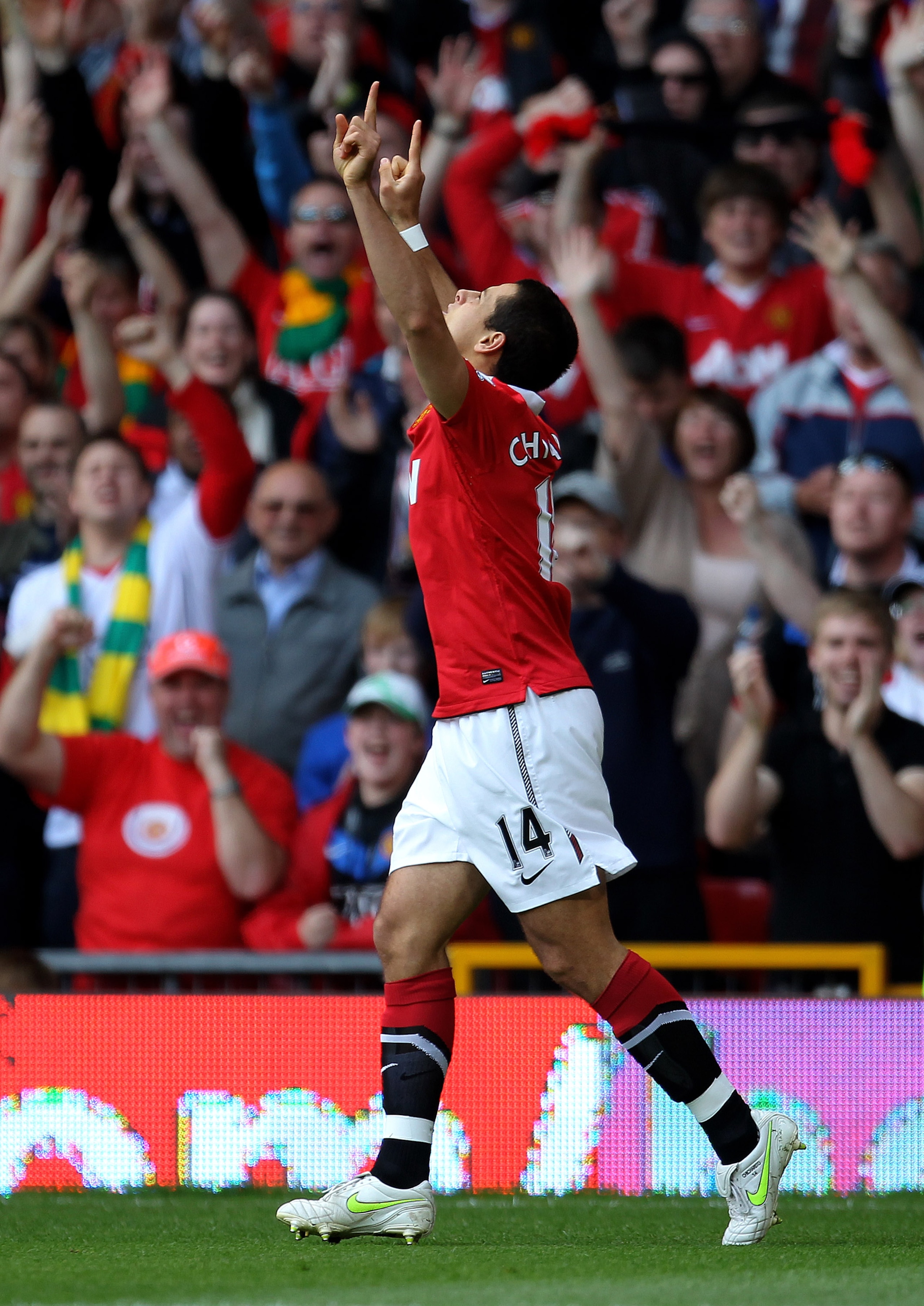 MANCHESTER, ENGLAND - MAY 08:  Javier Hernandez of Manchester United celebrates scoring the opening goal during the Barclays Premier League match between Manchester United and Chelsea at Old Trafford on May 8, 2011 in Manchester, England.  (Photo by Alex