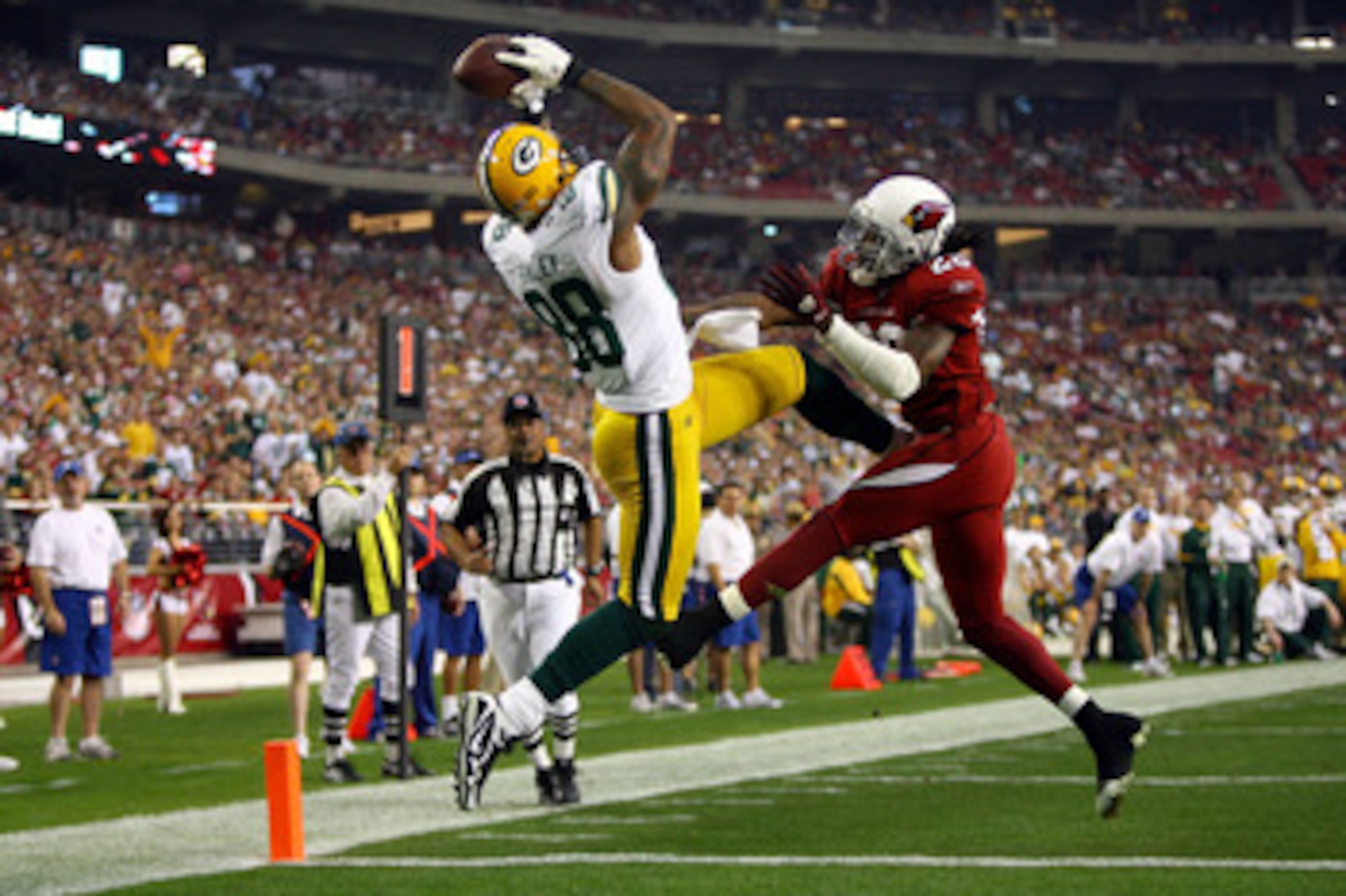 GLENDALE, AZ - JANUARY 03:  Jermichael Finley #88 of the Green Bay Packers catches a five-yard touchdown pass over Greg Toler #28 of the Arizona Cardinals in the third quarter at University of Phoenix Stadium on January 3, 2010 in Glendale, Arizona.  (Pho