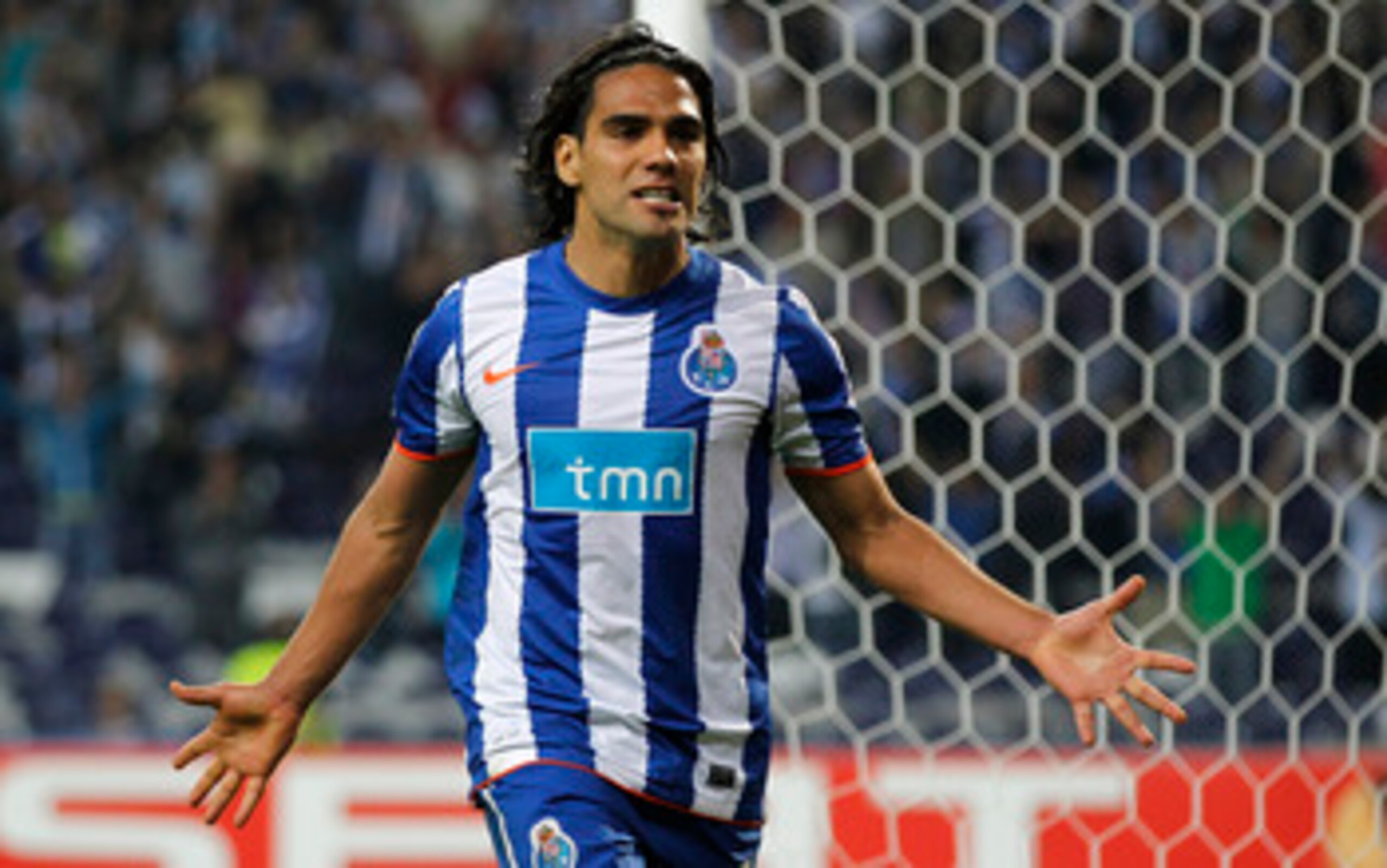 PORTO, PORTUGAL - APRIL 28:  Radamel Falcao of FC Porto celebrates after scoring his side third goal during the UEFA Europa League semi final first leg match between FC Porto and Villarreal at Estadio do Dragao on April 28, 2011 in Porto, Portugal.  (Phot