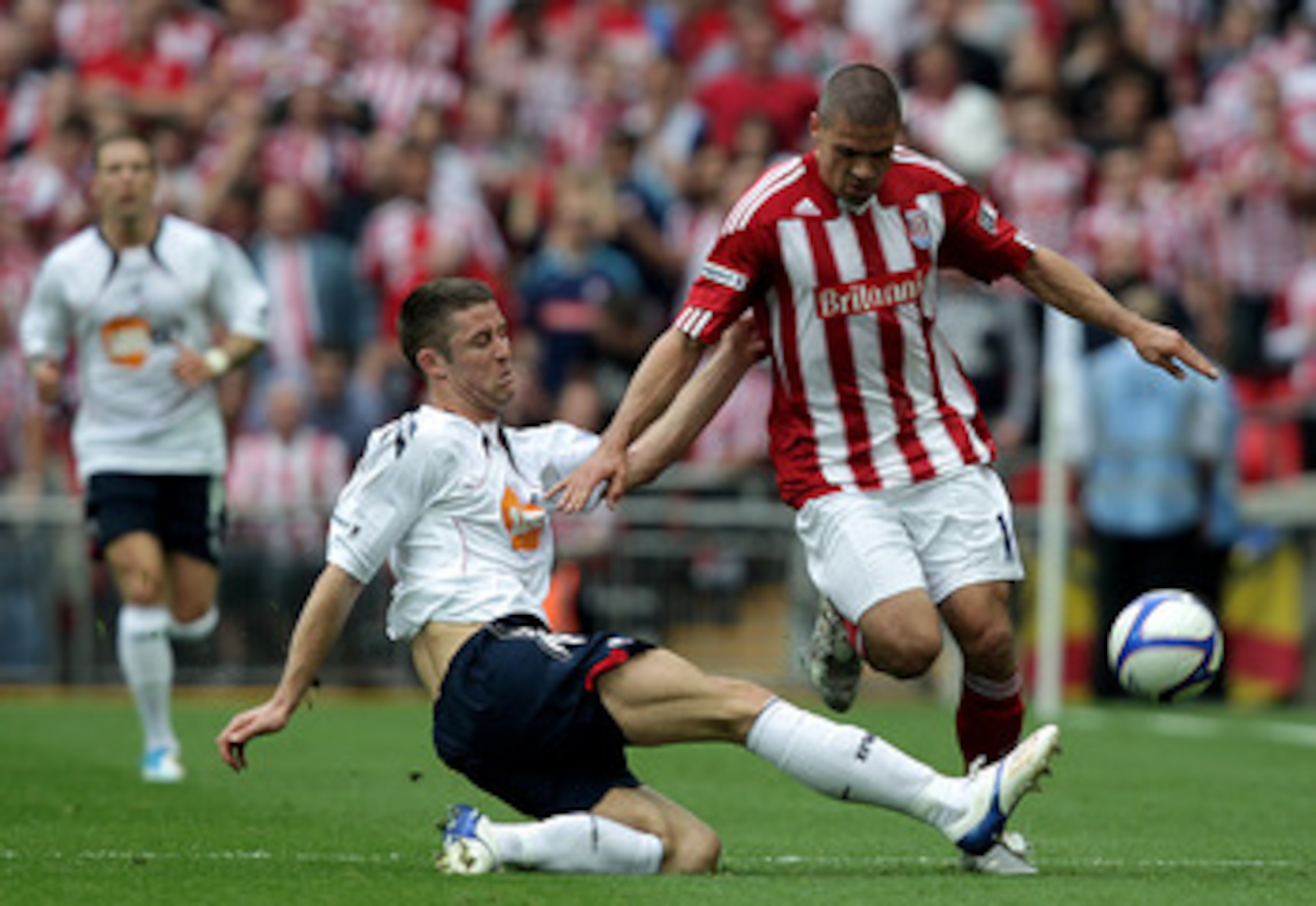LONDON, ENGLAND - APRIL 17:  Gary Cahill of Bolton battles with Jonathan Walters of Stoke during the FA Cup sponsored by E.ON semi final match between Bolton Wanderers and Stoke City at Wembley Stadium on April 17, 2011 in London, England.  (Photo by Ross