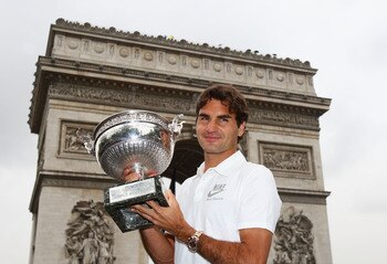 PARIS - JUNE 08:  Roger Federer of Switzerland poses with his French Open winners trophy at the Arc de Triomphe on June 8, 2009 in Paris, France.  (Photo by Ryan Pierse/Getty Images)