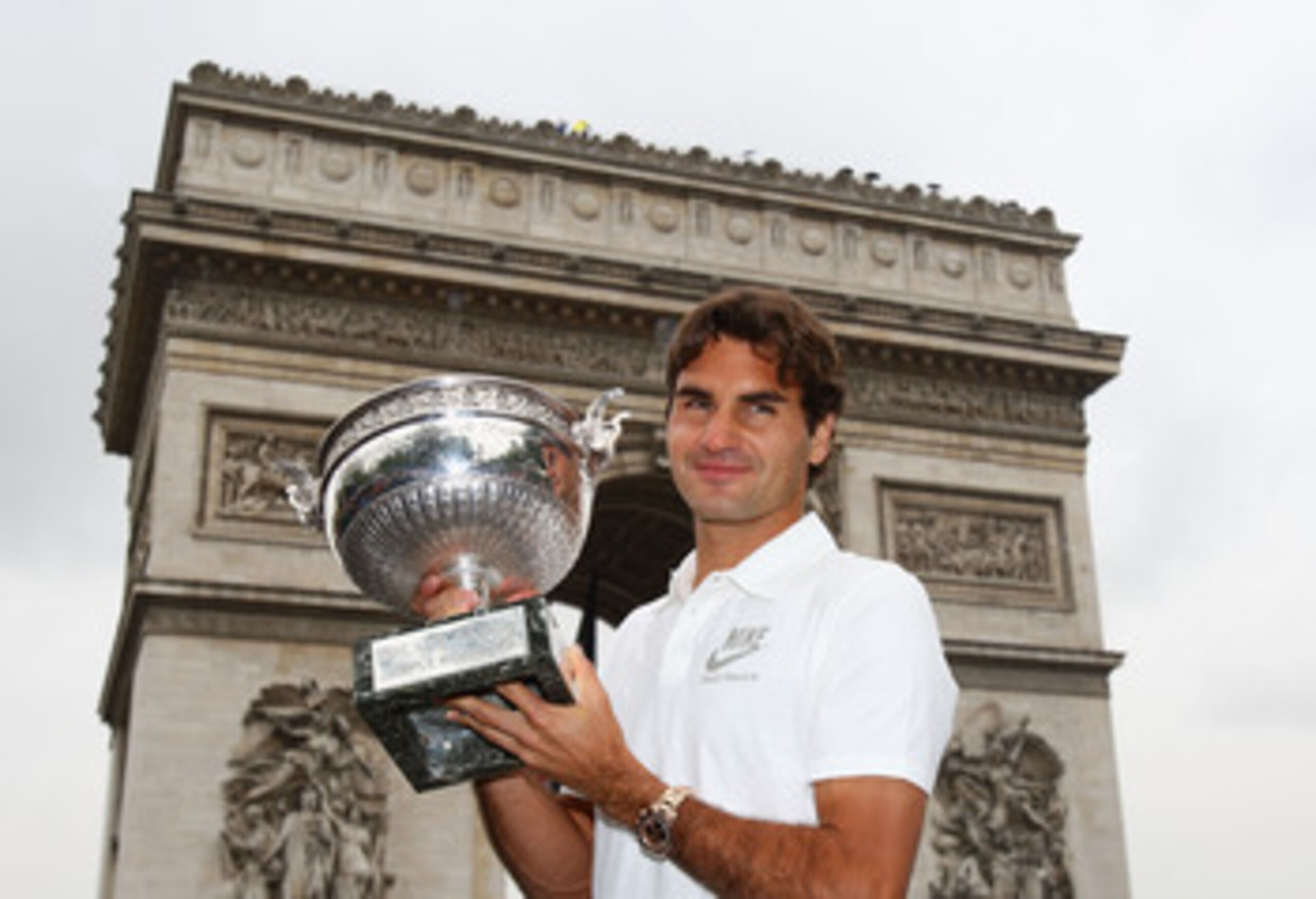 PARIS - JUNE 08:  Roger Federer of Switzerland poses with his French Open winners trophy at the Arc de Triomphe on June 8, 2009 in Paris, France.  (Photo by Ryan Pierse/Getty Images)