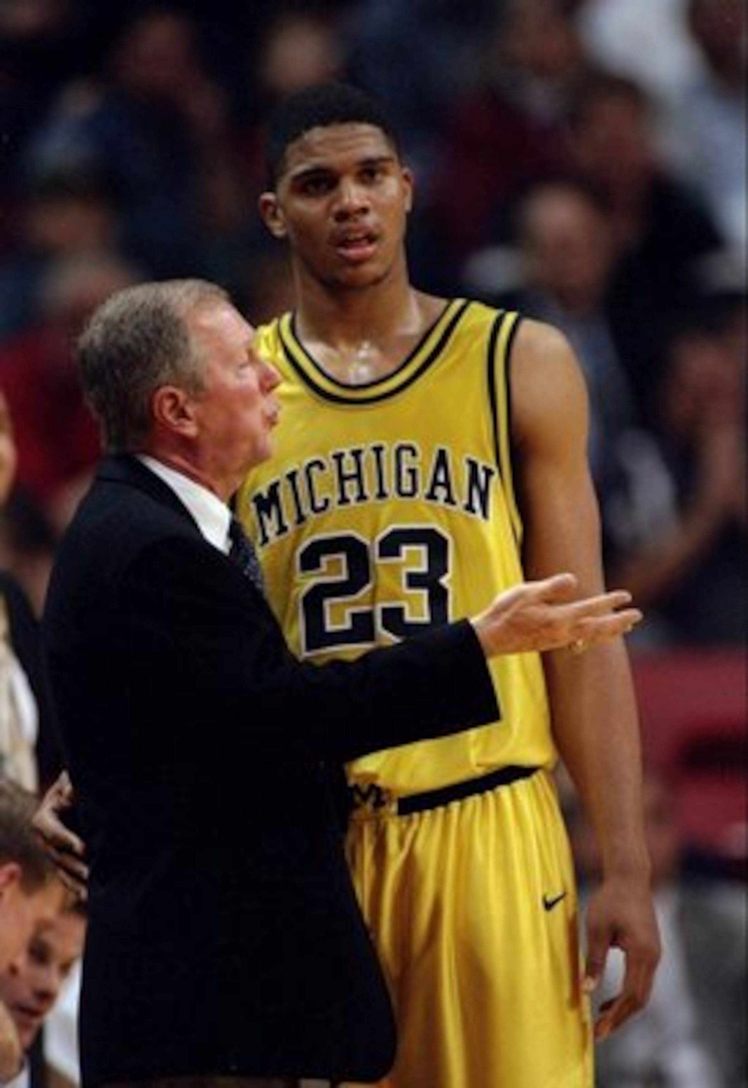 28 Dec 1995:  Head coach Steve Fisher and forward Maurice Taylor of the Michigan Wolverines confer during a game against the UNLV Runnin'' Rebels.  UNLV won the game, 66-64. Mandatory Credit: Stephen Dunn  /Allsport