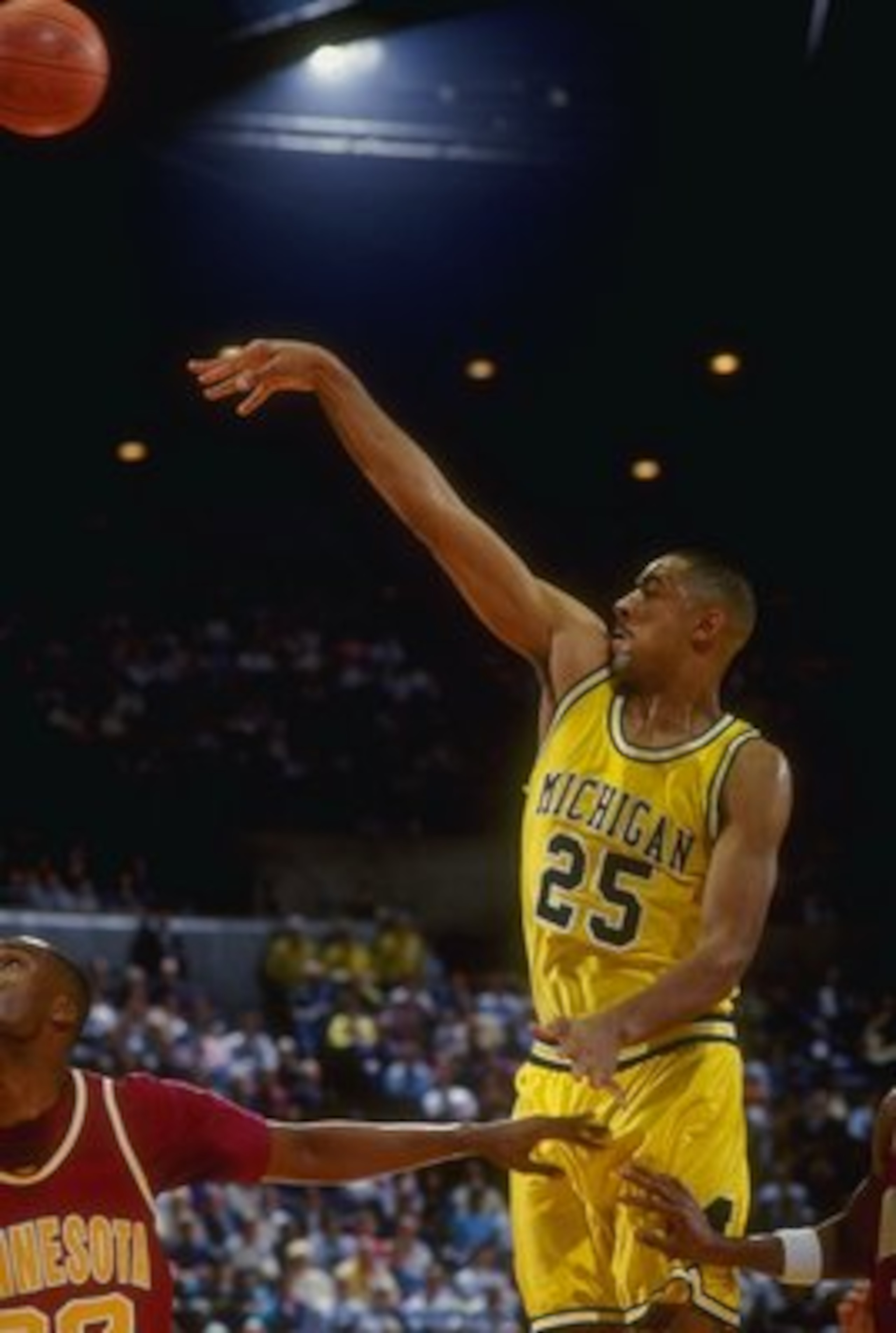 20 Feb 1993:  Juwan Howard of the Michigan Wolverines shoots the ball during a game against the Minnesota Golden Gophers. Mandatory Credit: Duane Burleson  /Allsport