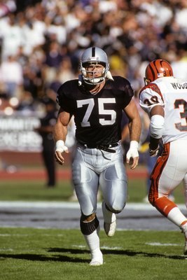 LOS ANGELES - JANUARY 13:  Defensive end Howie Long #75 of Los Angeles Raiders runs up field during the 1990 AFC Divisional Playoffs against the Cincinnati Bengals at the Los Angeles Memorial Coliseum on January 13, 1991 in Los Angeles, California.  The R