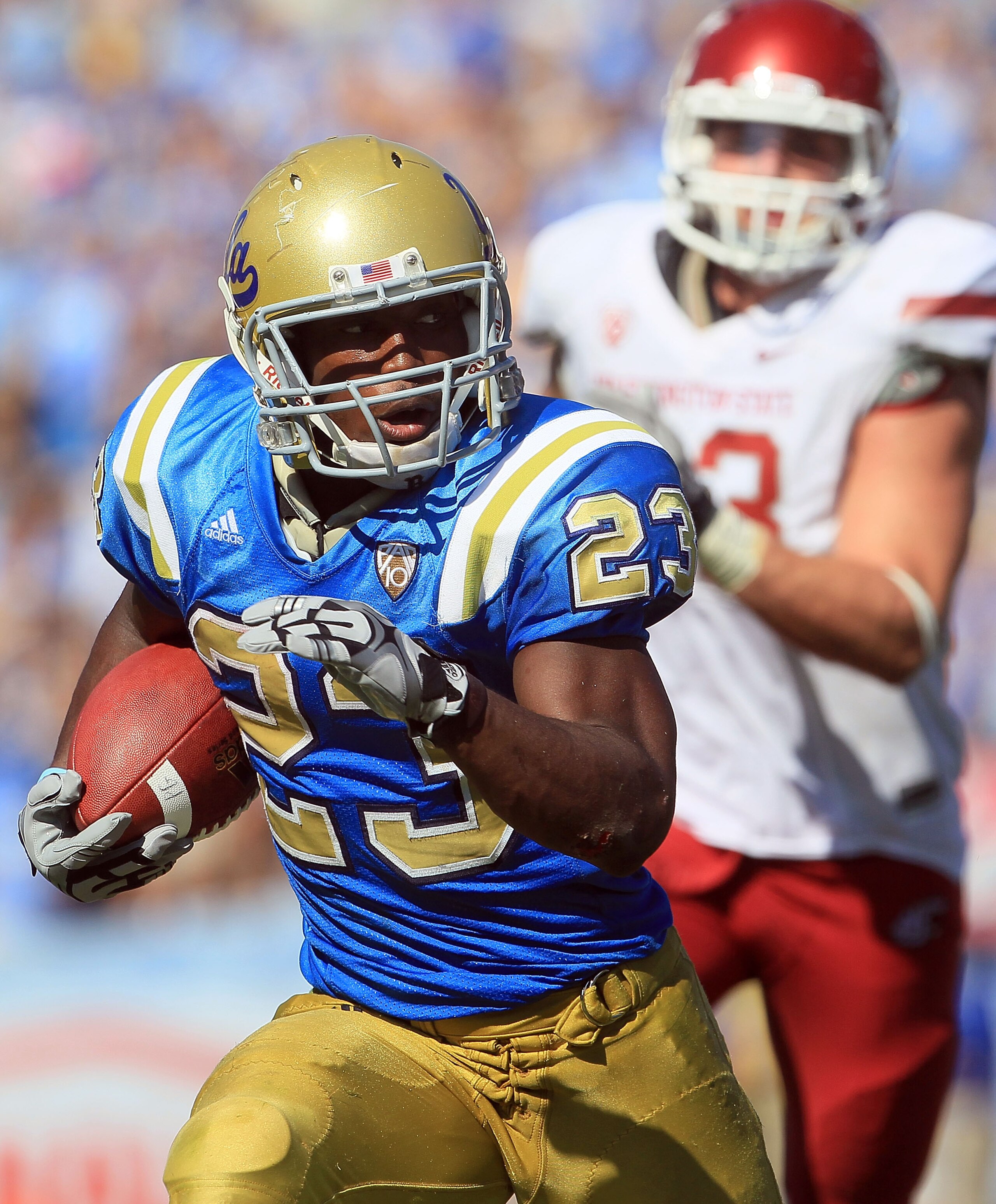 PASADENA, CA - OCTOBER 02:  Running back Johnathan Franklin #23 of the UCLA Bruins carries the ball against the Washington State Cougars during the third quarter at the Rose Bowl on October 2, 2010 in Pasadena, California.  (Photo by Jeff Gross/Getty Imag