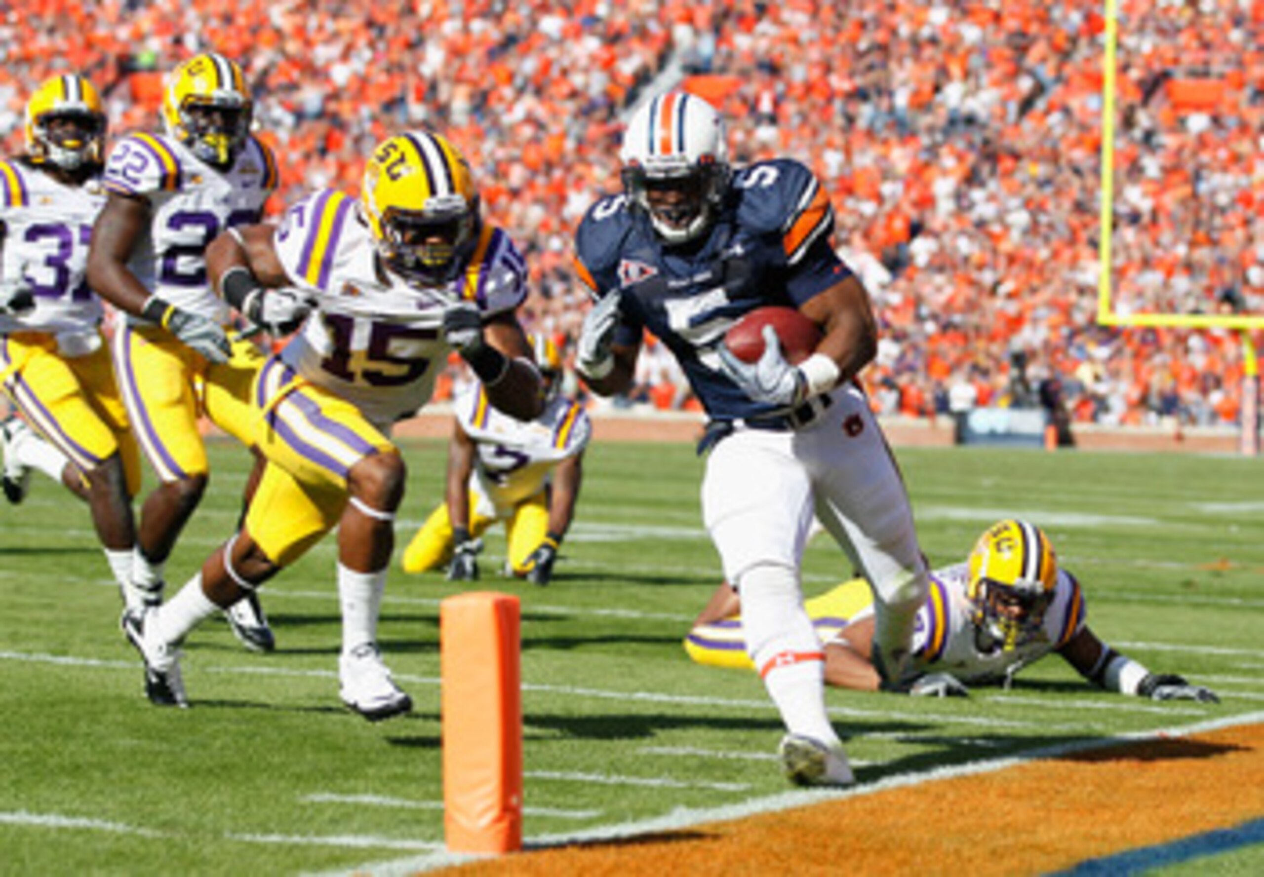 AUBURN, AL - OCTOBER 23:  Michael Dyer #5 of the Auburn Tigers against Brandon Taylor #15 of the LSU Tigers at Jordan-Hare Stadium on October 23, 2010 in Auburn, Alabama.  (Photo by Kevin C. Cox/Getty Images)