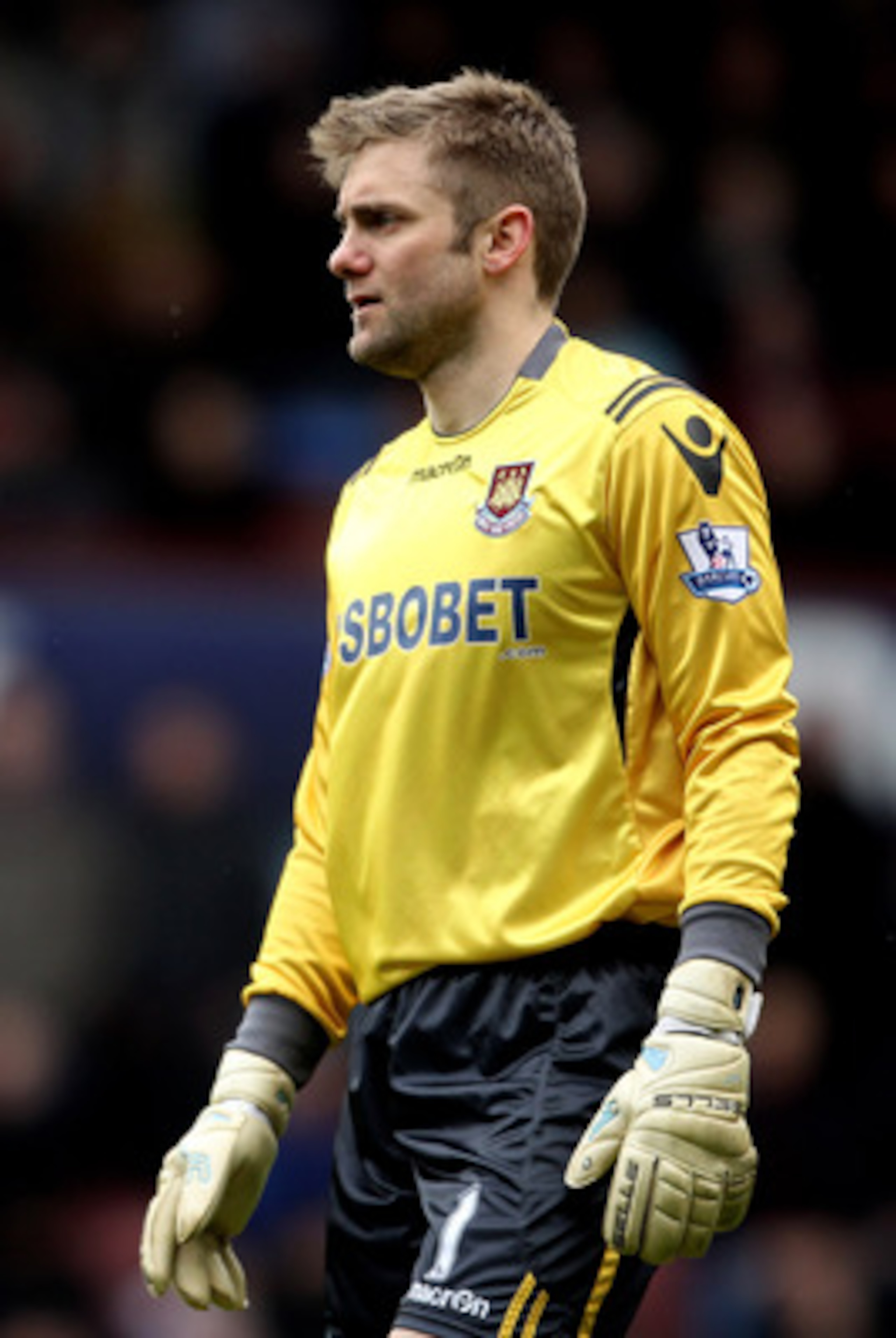 LONDON, ENGLAND - FEBRUARY 27:  Robert Green of West Ham in action during the Barclays Premier League match between West Ham United and Liverpool at the Boleyn Ground on February 27, 2011 in London, England.  (Photo by Scott Heavey/Getty Images)