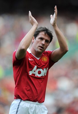 MANCHESTER, ENGLAND - APRIL 09:  Michael Owen of Manchester United applauds the fans after the Barclays Premier League match between Manchester United and Fulham at Old Trafford on April 9, 2011 in Manchester, England.  (Photo by Michael Regan/Getty Image