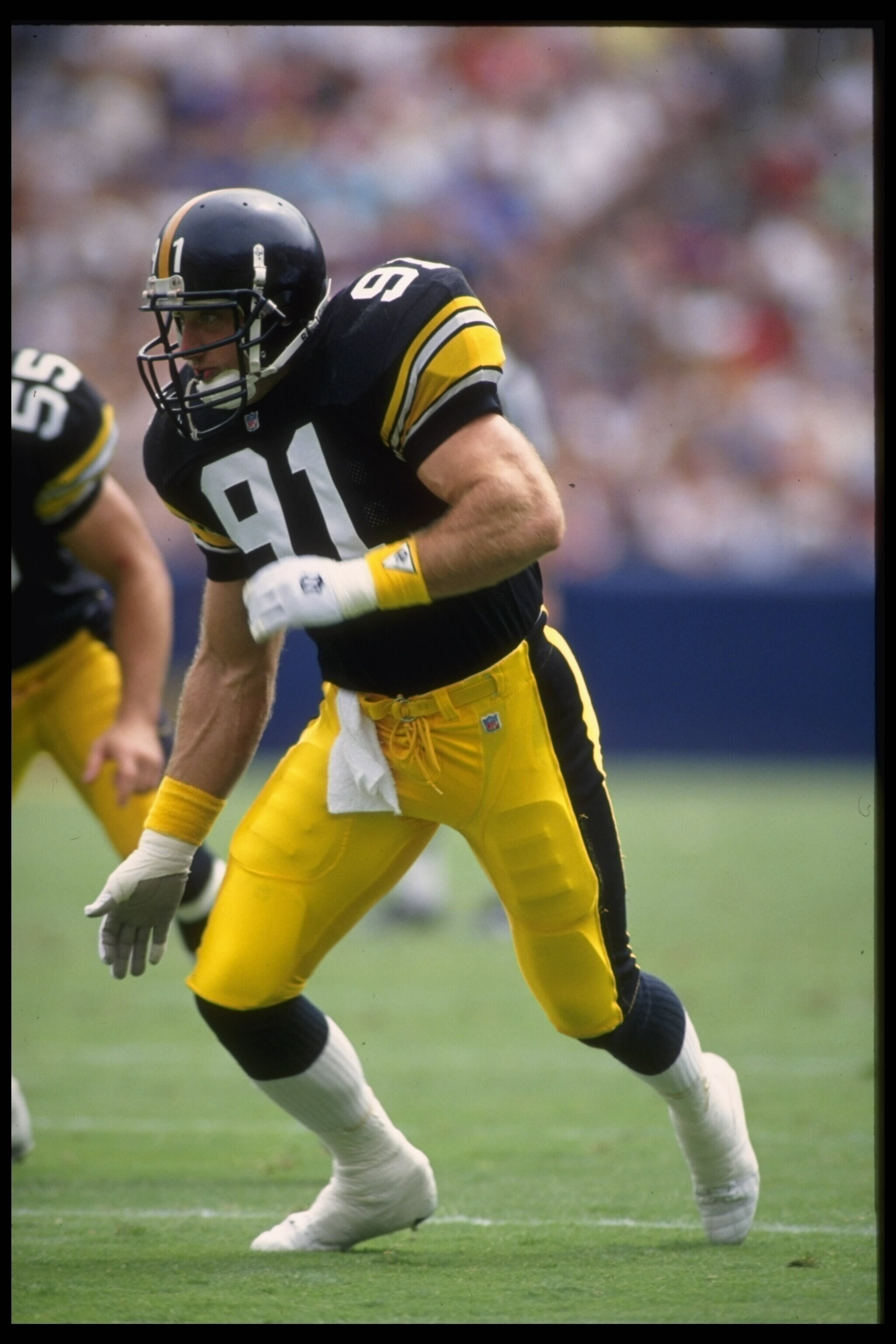 12 SEP 1993: LINEBACKER KEVIN GREENE OF THE PITTSBURGH STEELERS IN ACTION DURING THE STEELERS 27-0 LOSS TO THE LOS ANGELES RAMS AT ANAHEIM STADIUM IN ANAHEIM, CALIFORNIA. MANDATORY CREDIT: STEPHEN DUNN/ALLSPORT 12 SEP 1993: LINEBACKER KEVIN GREENE OF THE PITTSBURGH STEELERS IN ACTION DURING THE STEELERS 27-0 LOSS TO THE LOS ANGELES RAMS AT ANAHEIM STADIUM IN ANAHEIM, CALIFORNIA. MANDATORY CREDIT: STEPHEN DUNN/ALLSPORT