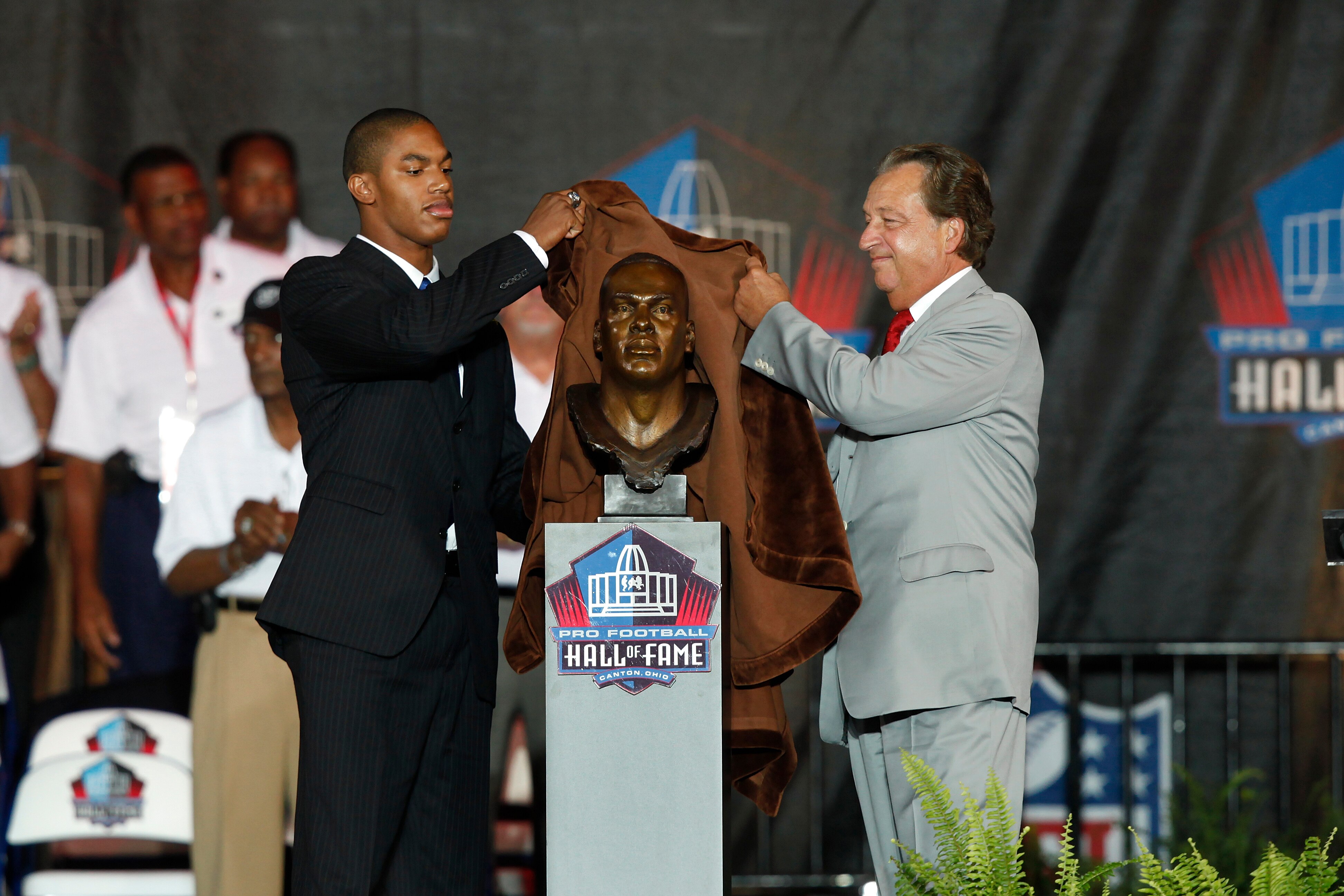 CANTON, OH - AUGUST 8: Former Kansas City Chiefs general manager Carl Peterson and Derrion Thomas unveil the bust of the late Derrick Thomas at his induction into the Pro Football Hall of Fame during the 2009 enshrinement ceremony at Fawcett Stadium on Au