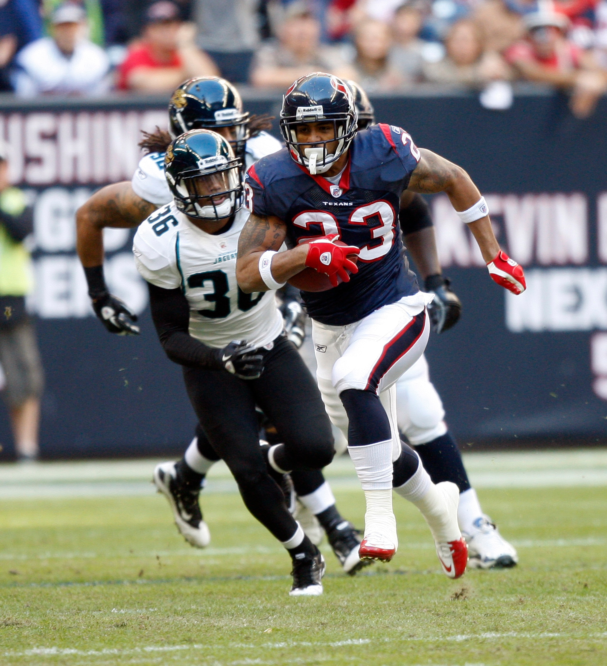 HOUSTON - JANUARY 02: Running back Arian Foster #23 of the Houston Texans rushes for major yards against the Jacksonville Jaguars at Reliant Stadium on January 2, 2011 in Houston, Texas. (Photo by Bob Levey/Getty Images) HOUSTON - JANUARY 02: Running back Arian Foster #23 of the Houston Texans rushes for major yards against the Jacksonville Jaguars at Reliant Stadium on January 2, 2011 in Houston, Texas. (Photo by Bob Levey/Getty Images)