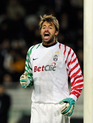 TURIN, ITALY - NOVEMBER 27:  Marco Storari of Juventus FC during the Serie A match between Juventus and Fiorentina at Olimpico Stadium on November 27, 2010 in Turin, Italy.  (Photo by Claudio Villa/Getty Images)