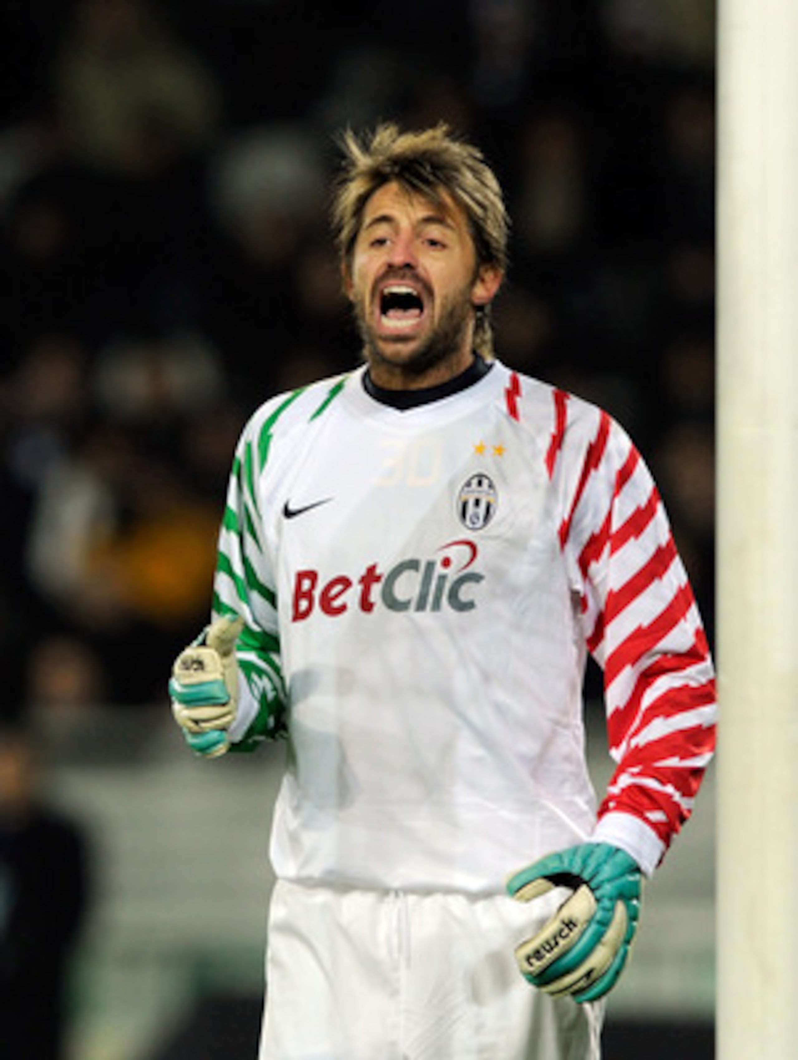 TURIN, ITALY - NOVEMBER 27:  Marco Storari of Juventus FC during the Serie A match between Juventus and Fiorentina at Olimpico Stadium on November 27, 2010 in Turin, Italy.  (Photo by Claudio Villa/Getty Images)