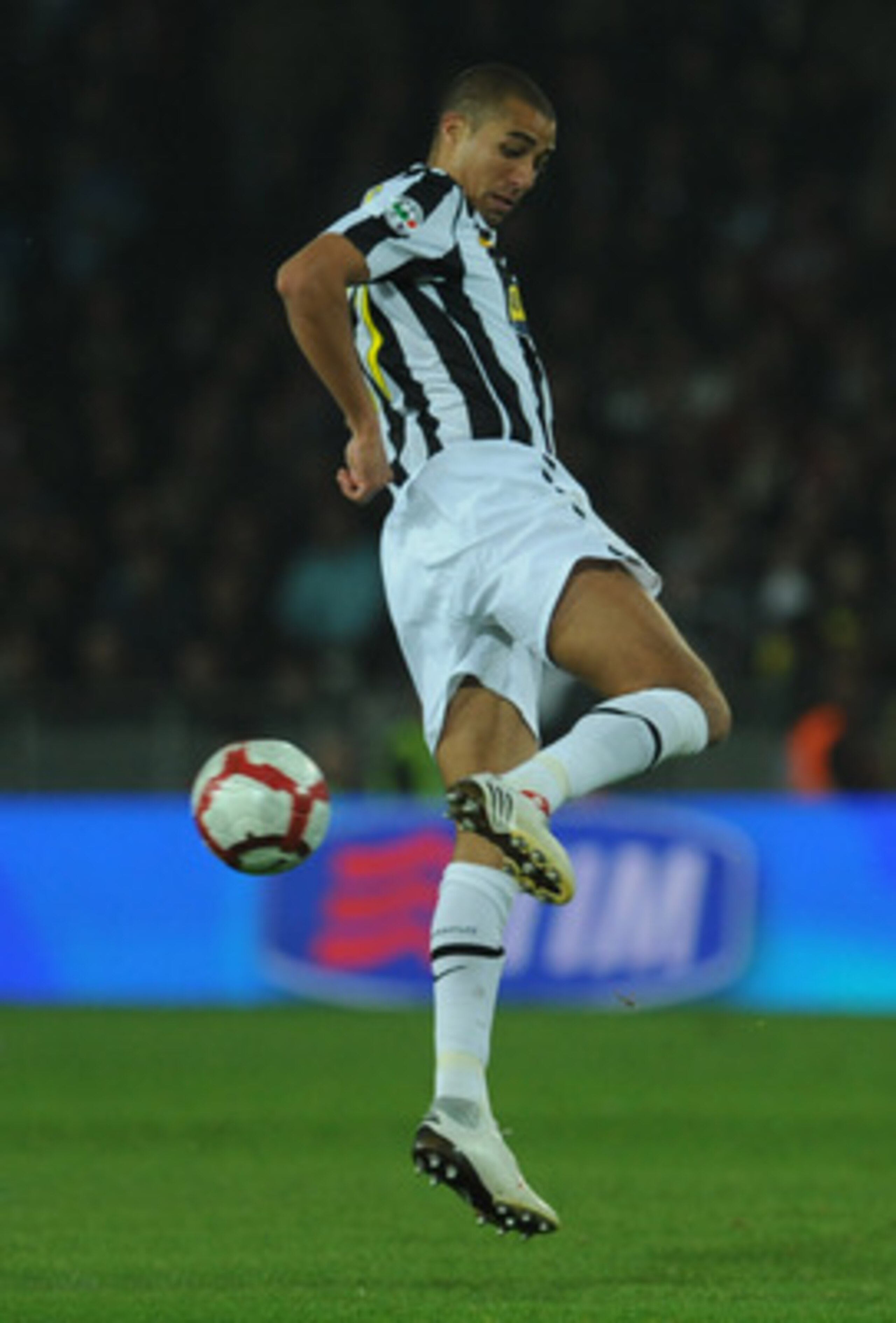 TURIN, ITALY - OCTOBER 31:  David Trezeguet of Juventus FC strikes with the heel during the Serie A match between Juventus FC and SSC Napoli at Olimpico Stadium on October 31, 2009 in Turin, Italy.  (Photo by Valerio Pennicino/Getty Images)