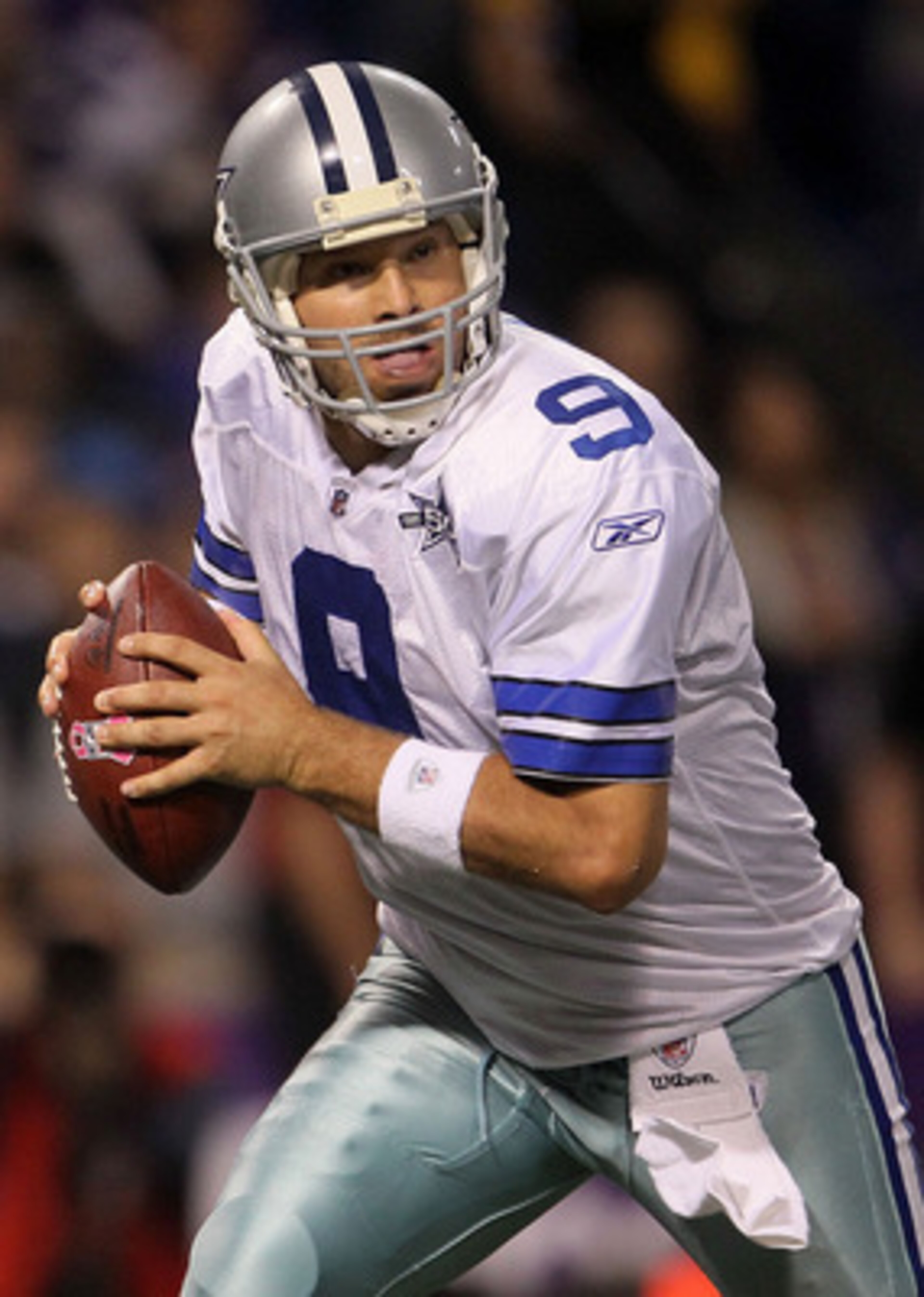 MINNEAPOLIS - OCTOBER 17:  Quarterback Tony Romo #9 of the Dallas Cowboys drops back to pass against the Minnesota Vikings at Mall of America Field on October 17, 2010 in Minneapolis, Minnesota.  (Photo by Jeff Gross/Getty Images)