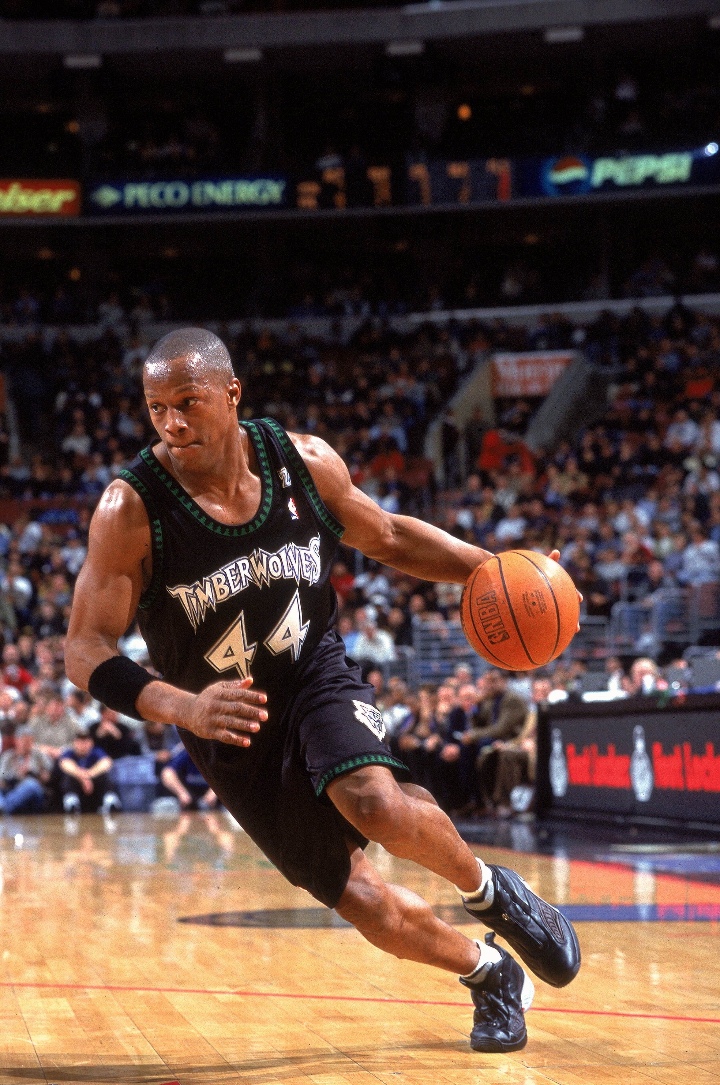 11 Dec 2000:  Anthony Peeler #44of the Minnesota Timberwolves takes the ball to the basket during the game against the Philadelphia 76ers at the First Union Center in Philadelphia, Pennsylvania. The Timberwolves defeated the 76ers 96-91. NOTE TO USER: It