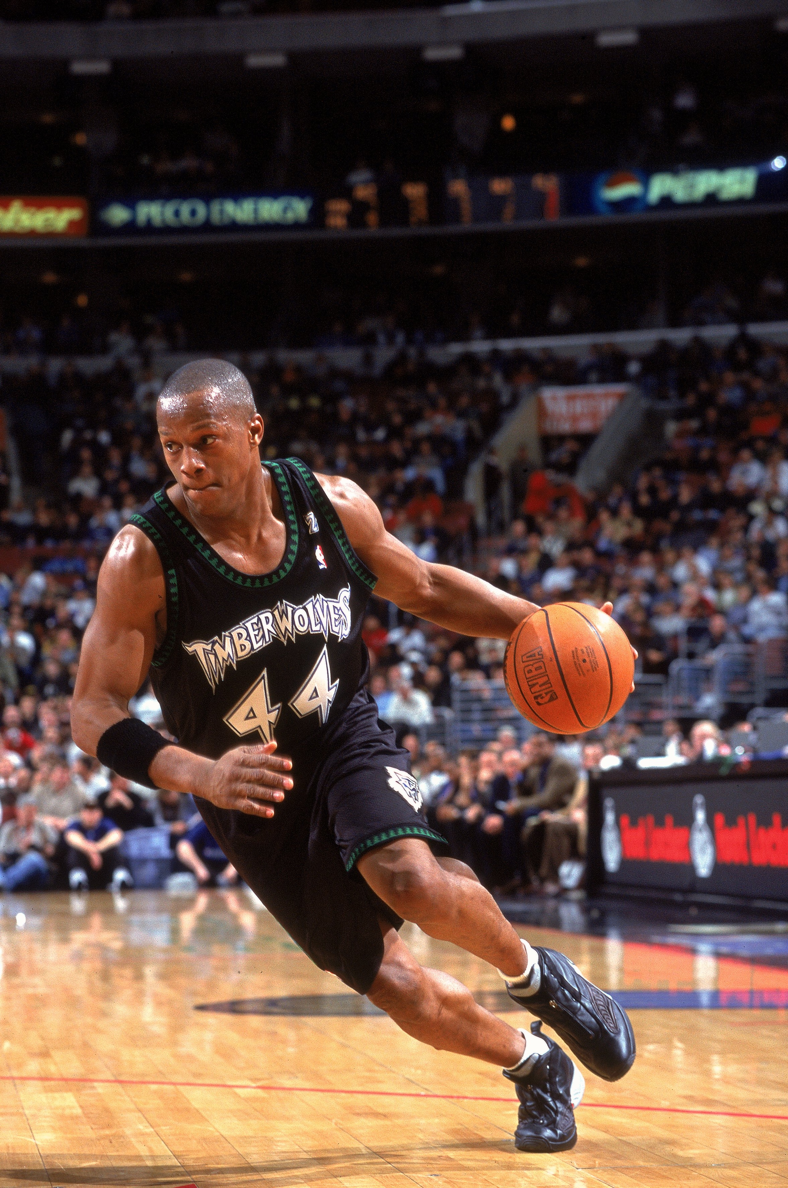 11 Dec 2000:  Anthony Peeler #44of the Minnesota Timberwolves takes the ball to the basket during the game against the Philadelphia 76ers at the First Union Center in Philadelphia, Pennsylvania. The Timberwolves defeated the 76ers 96-91. NOTE TO USER: It