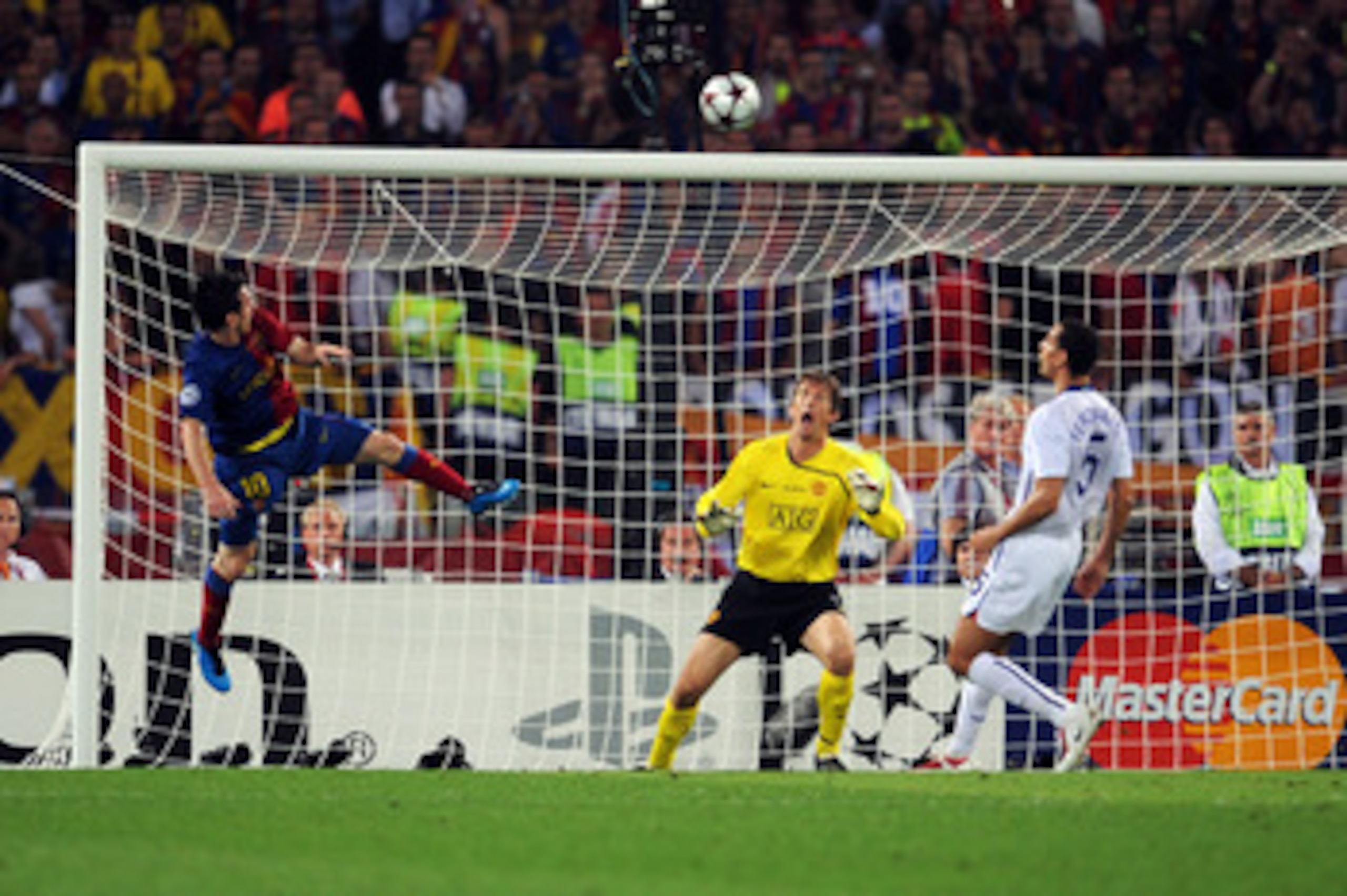 ROME - MAY 27:  Lionel Messi of Barcelona scores the second goal for Barcelona during the UEFA Champions League Final match between Barcelona and Manchester United at the Stadio Olimpico on May 27, 2009 in Rome, Italy.  (Photo by Shaun Botterill/Getty Ima