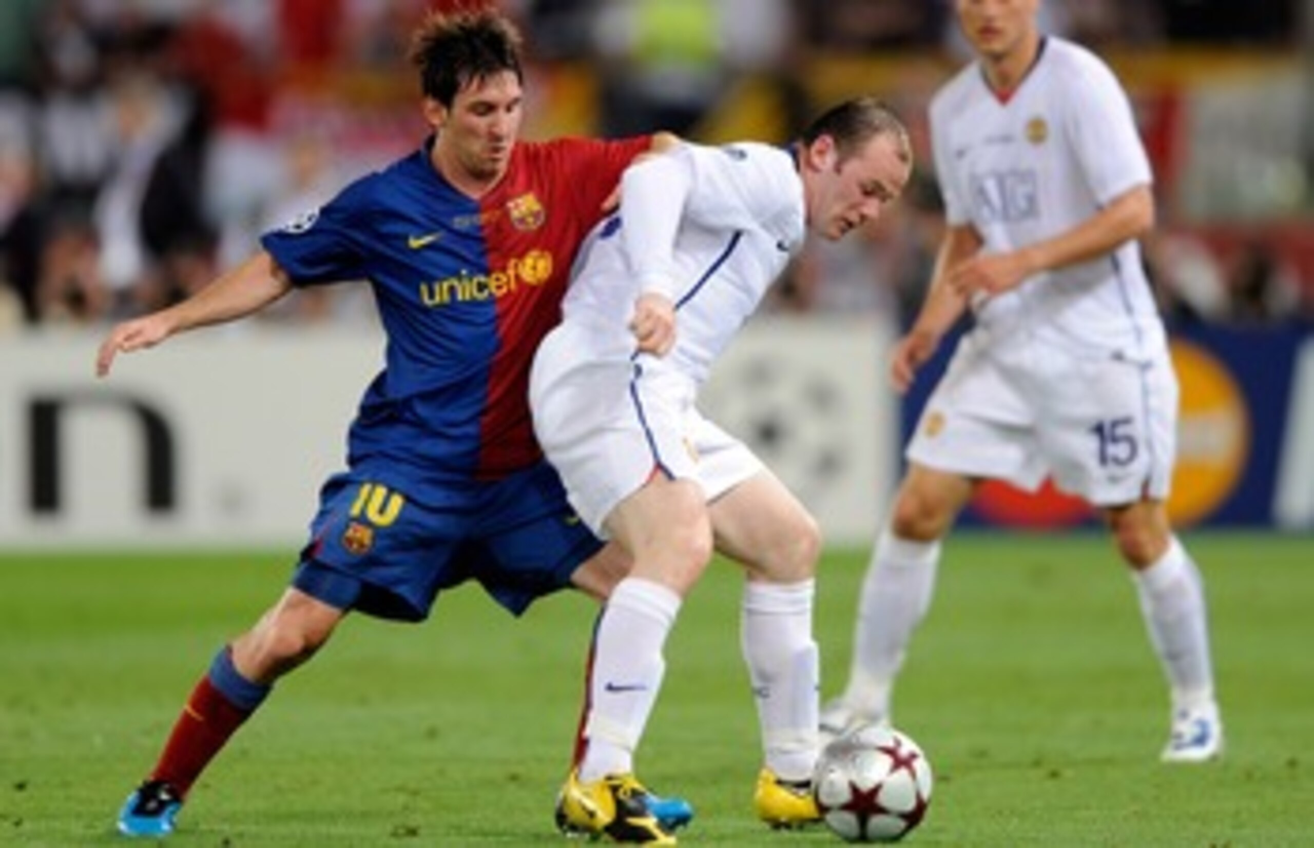 ROME, ITALY - MAY 27:  Wayne Rooney (R) of Manchester United FC is challenged by Lionel Messi of Barcelona during the UEFA Champions League Final match between Barcelona and Manchester United at the Stadio Olimpico on May 27, 2009 in Rome, Italy.  (Photo
