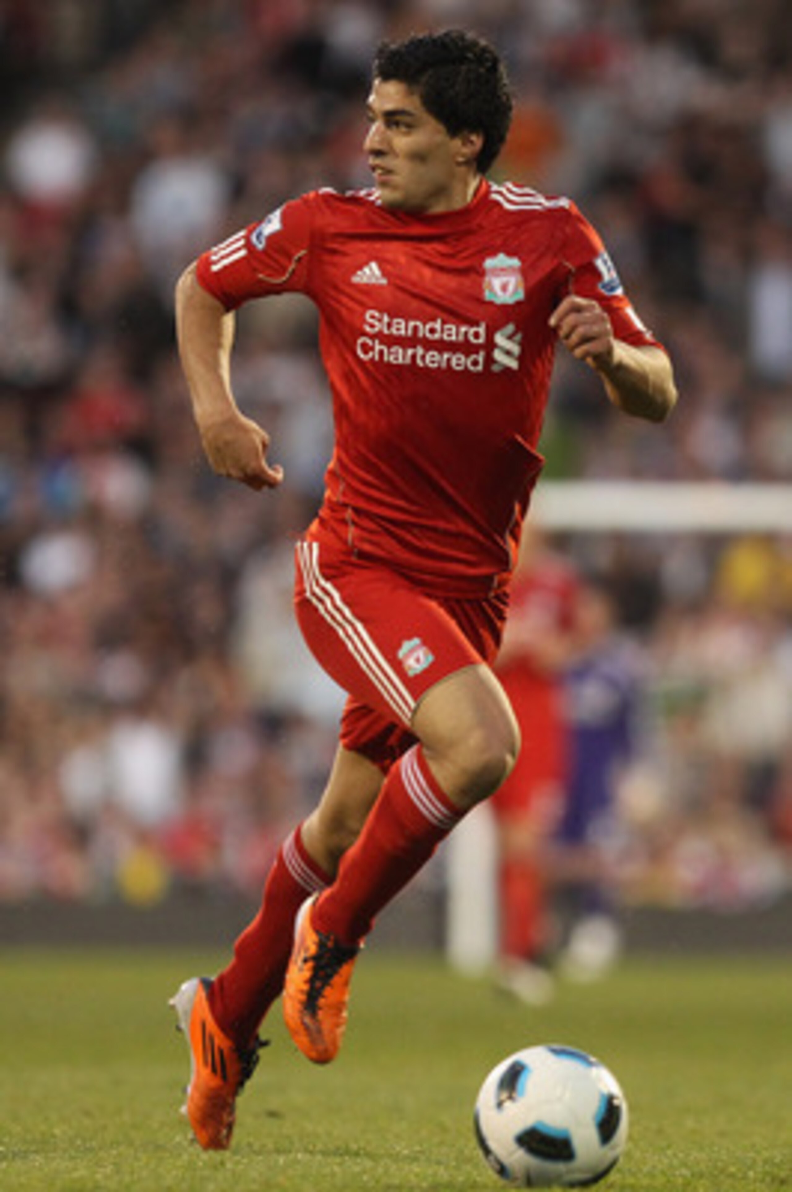 LONDON, ENGLAND - MAY 09:  Luis Suarez of Liverpool on the ball during the Barclays Premier League match between Fulham and Liverpool at Craven Cottage on May 9, 2011 in London, England.  (Photo by Scott Heavey/Getty Images)