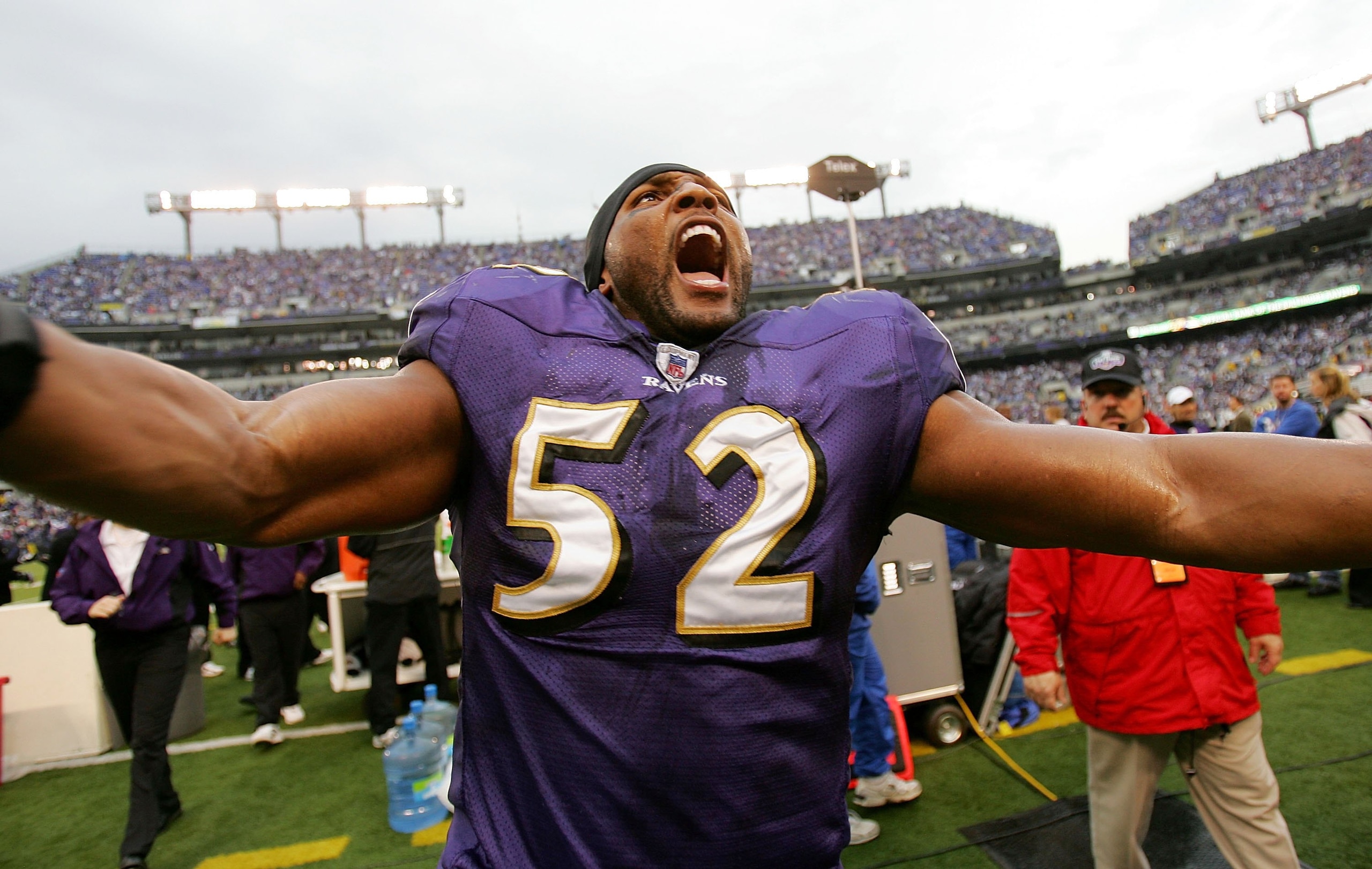 BALTIMORE - JANUARY 13:  Ray Lewis #52 of the Baltimore Ravens screams to the crowd before taking on the Indianapolis Colts in their AFC Divisional Playoff game on January 13, 2007 at M&T Bank Stadium in Baltimore, Maryland.  (Photo by Doug Pensinger/Gett