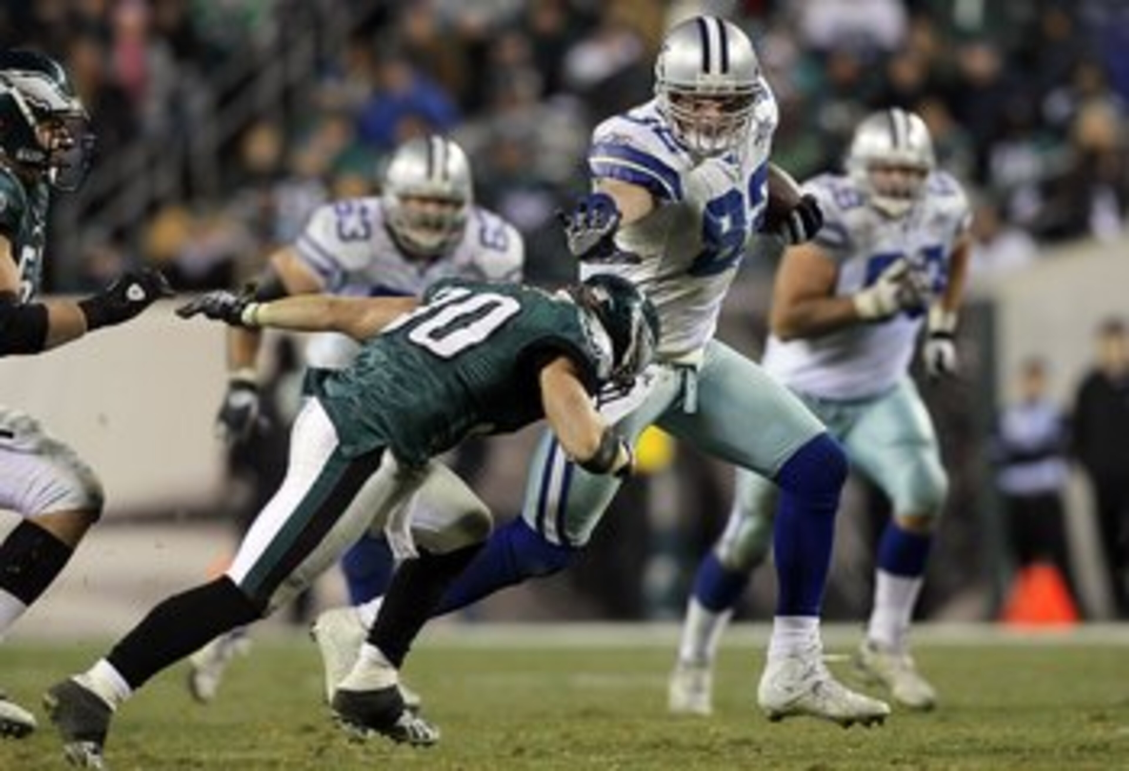 PHILADELPHIA, PA - JANUARY 02:  Jason Witten #82 of the Dallas Cowboys runs the ball after a reception for a long gain late in the fourth quarter against the Philadelphia Eagles on January 2, 2011 at Lincoln Financial Field in Philadelphia, Pennsylvania. 