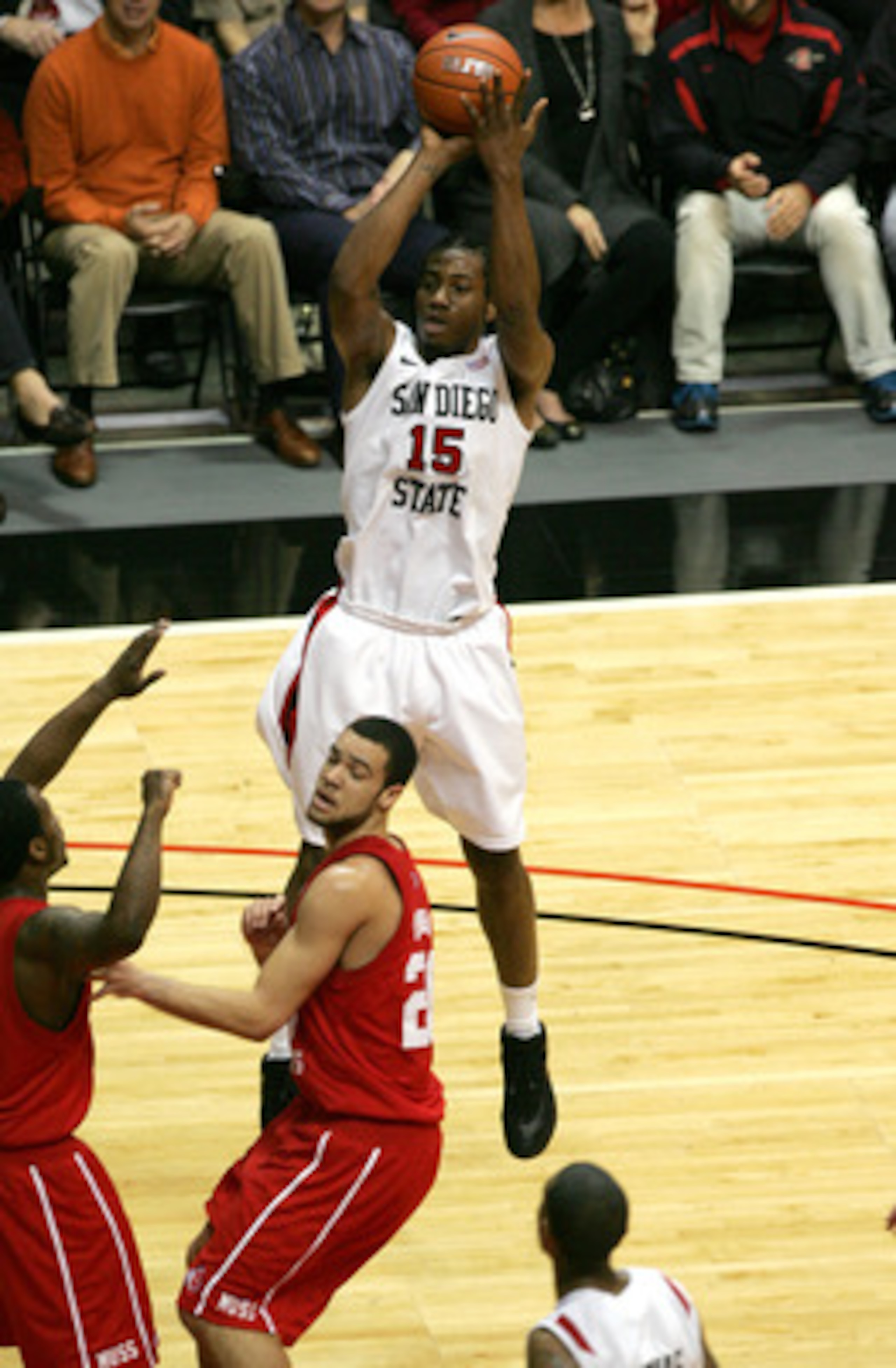 SAN DIEGO, CA - FEBRUARY 8: Kawhi Leondard #15 of San Diego State against Utah at Cox Arena on February 8, 2011 in San Diego, California. SDSU beat Utah 85-58.  (Photo by Kent Horner/Getty Images)