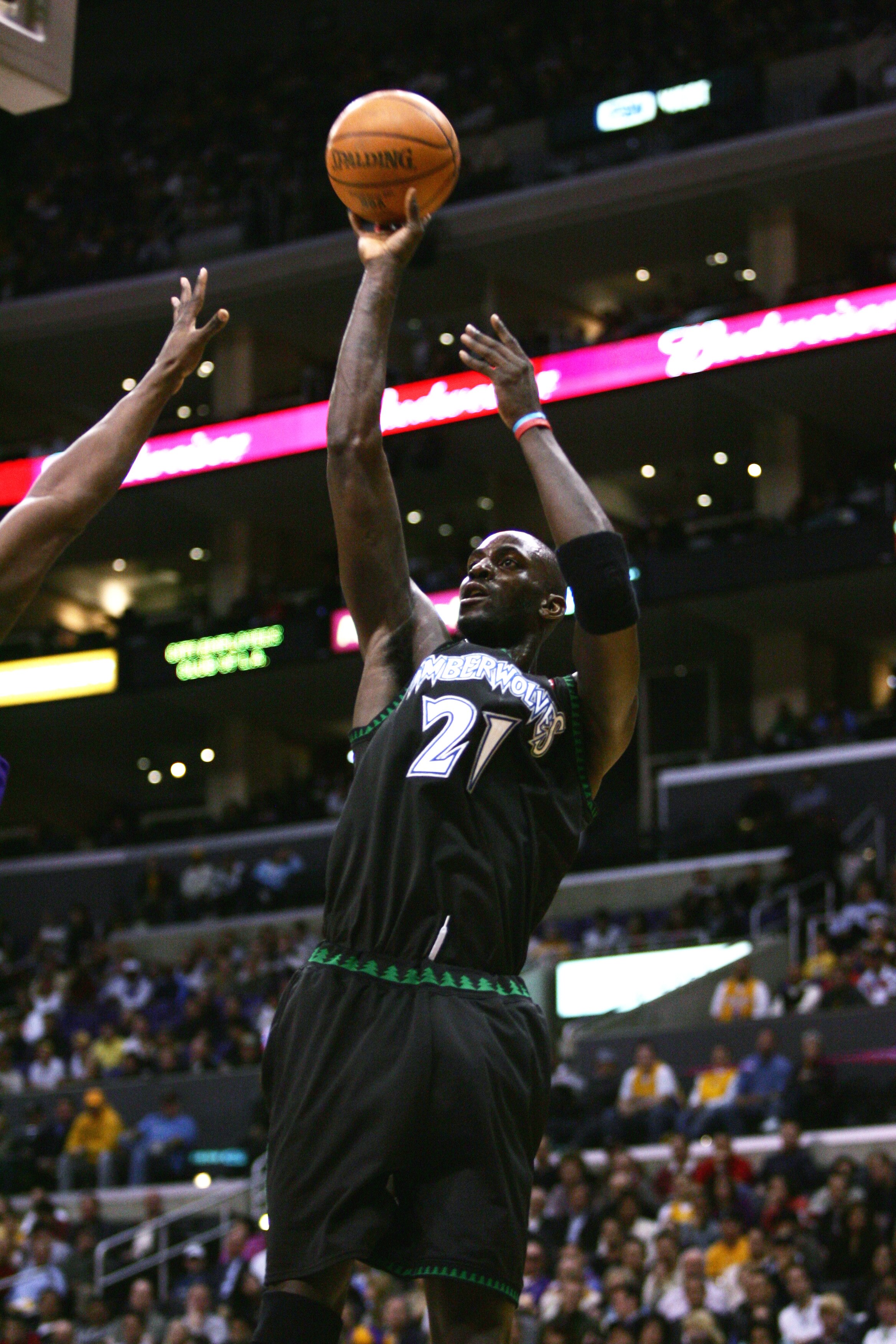 LOS ANGELES - MARCH 15: Kevin Garnett #21 of the Minnesota Timberwolves shoots against the Los Angeles Lakers during the game at the Staples Center on March 15, 2006 in Los Angeles, California. The Lakers won 92-89.  NOTE TO USER: User expressly acknowled