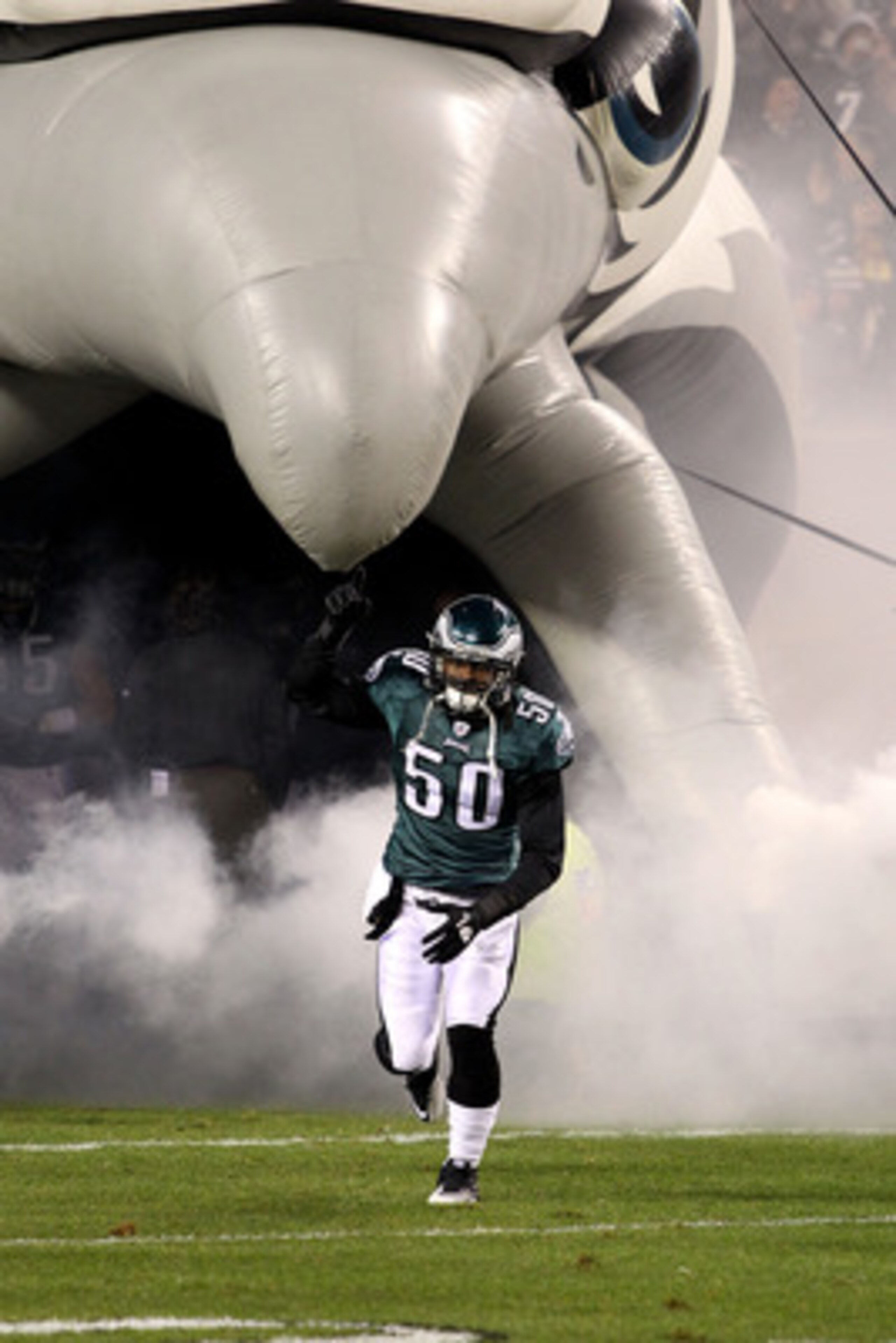 PHILADELPHIA, PA - DECEMBER 02:  Ernie Sims #50 of the Philadelphia Eagles takes the field during player introductions against the Houston Texans at Lincoln Financial Field on December 2, 2010 in Philadelphia, Pennsylvania.  (Photo by Chris Chambers/Getty