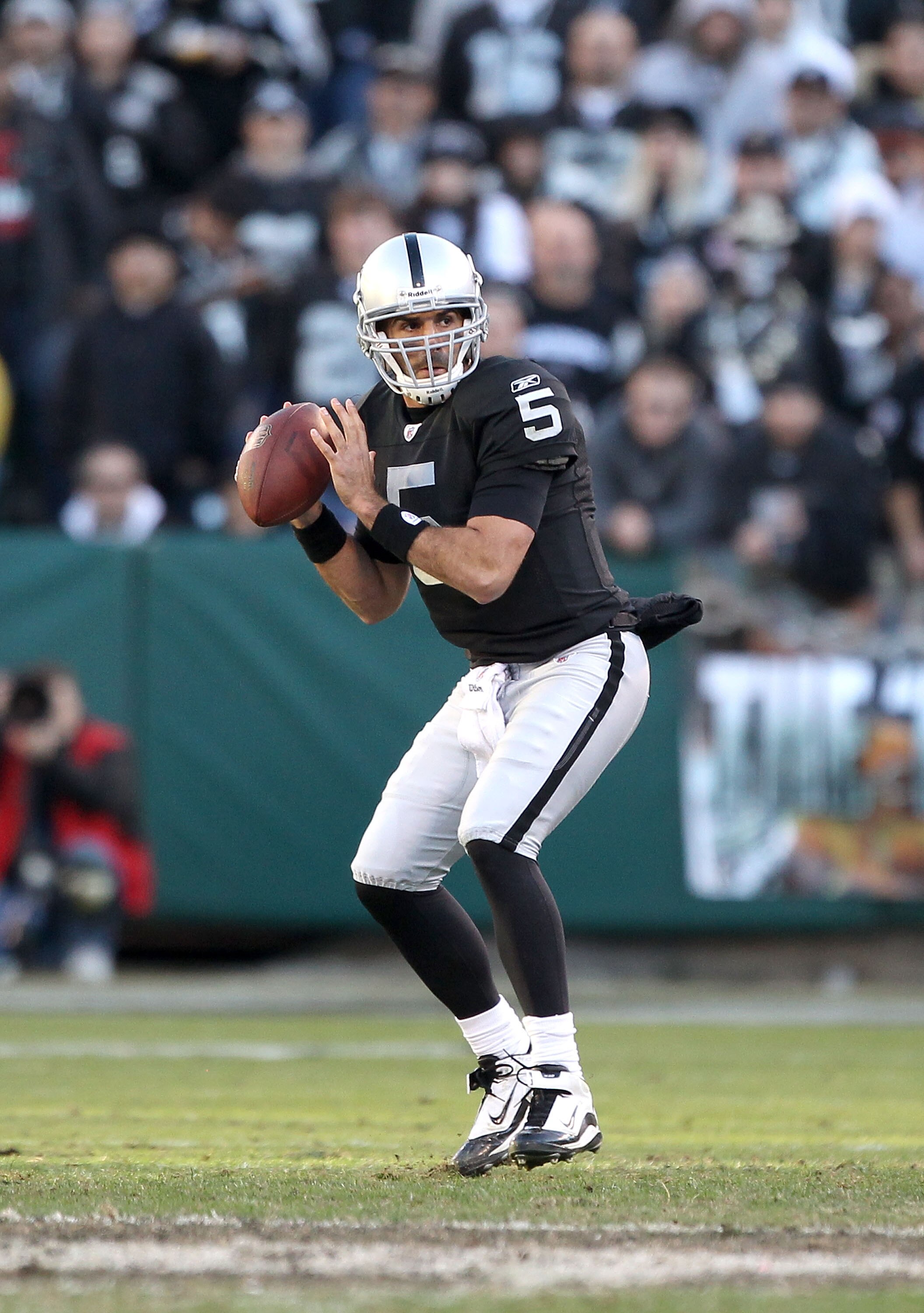 OAKLAND, CA - NOVEMBER 28:  Bruce Gradkowski #5 of the Oakland Raiders in action against the Miami Dolphins at Oakland-Alameda County Coliseum on November 28, 2010 in Oakland, California.  (Photo by Ezra Shaw/Getty Images)