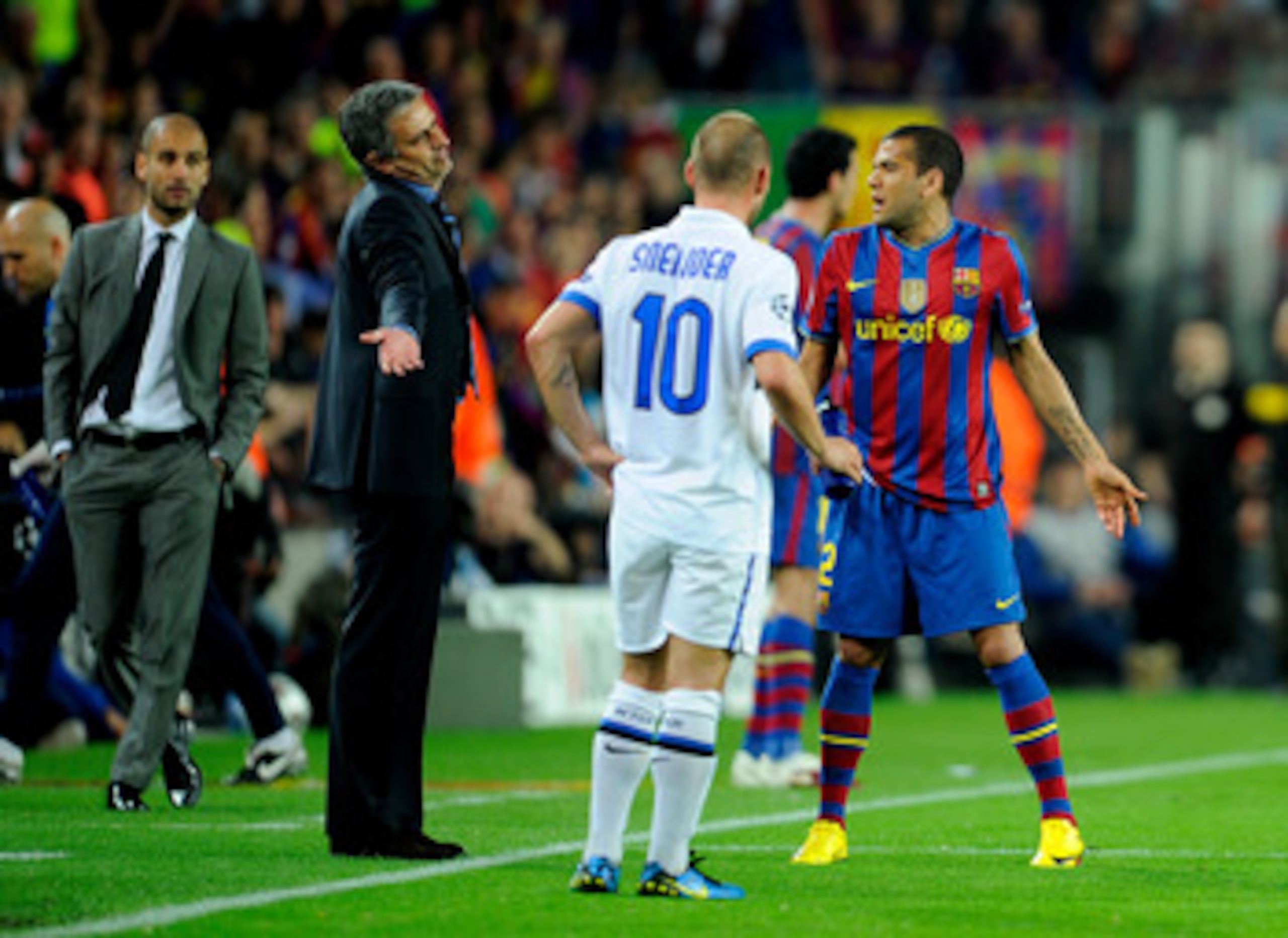 BARCELONA, SPAIN - APRIL 28: Inter Milan manager Jose Mourinho speaks to Daniel Alves of Barcelona during the UEFA Champions League Semi Final Second Leg match between Barcelona and Inter Milan at Camp Nou on April 28, 2010 in Barcelona, Spain. (Photo by BARCELONA, SPAIN - APRIL 28: Inter Milan manager Jose Mourinho speaks to Daniel Alves of Barcelona during the UEFA Champions League Semi Final Second Leg match between Barcelona and Inter Milan at Camp Nou on April 28, 2010 in Barcelona, Spain. (Photo by