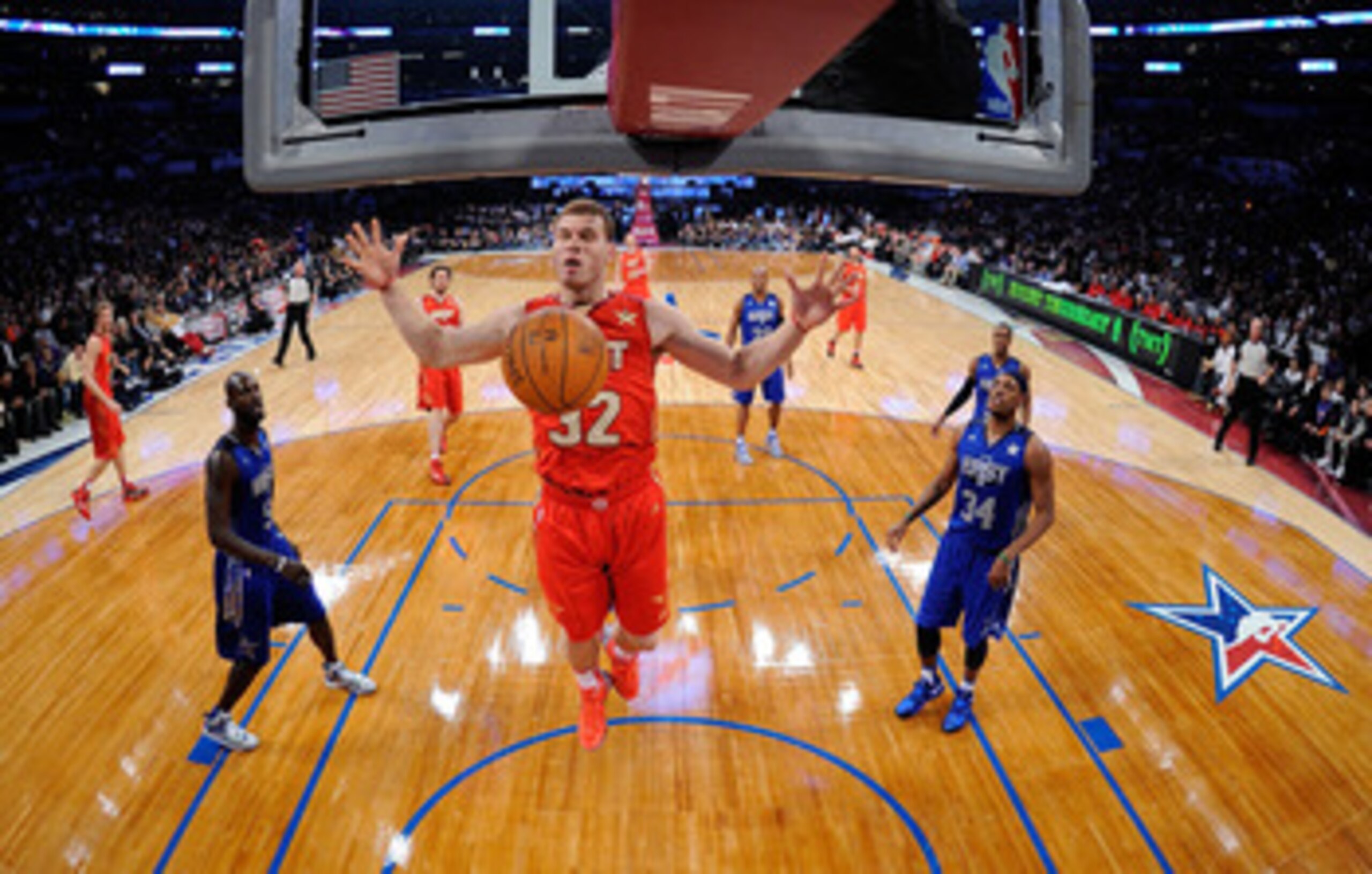 LOS ANGELES, CA - FEBRUARY 20:  Blake Griffin #32 of the Los Angeles Clippers and the Western Conference dunks the ball in the first half of the 2011 NBA All-Star Game at Staples Center on February 20, 2011 in Los Angeles, California. NOTE TO USER: User e