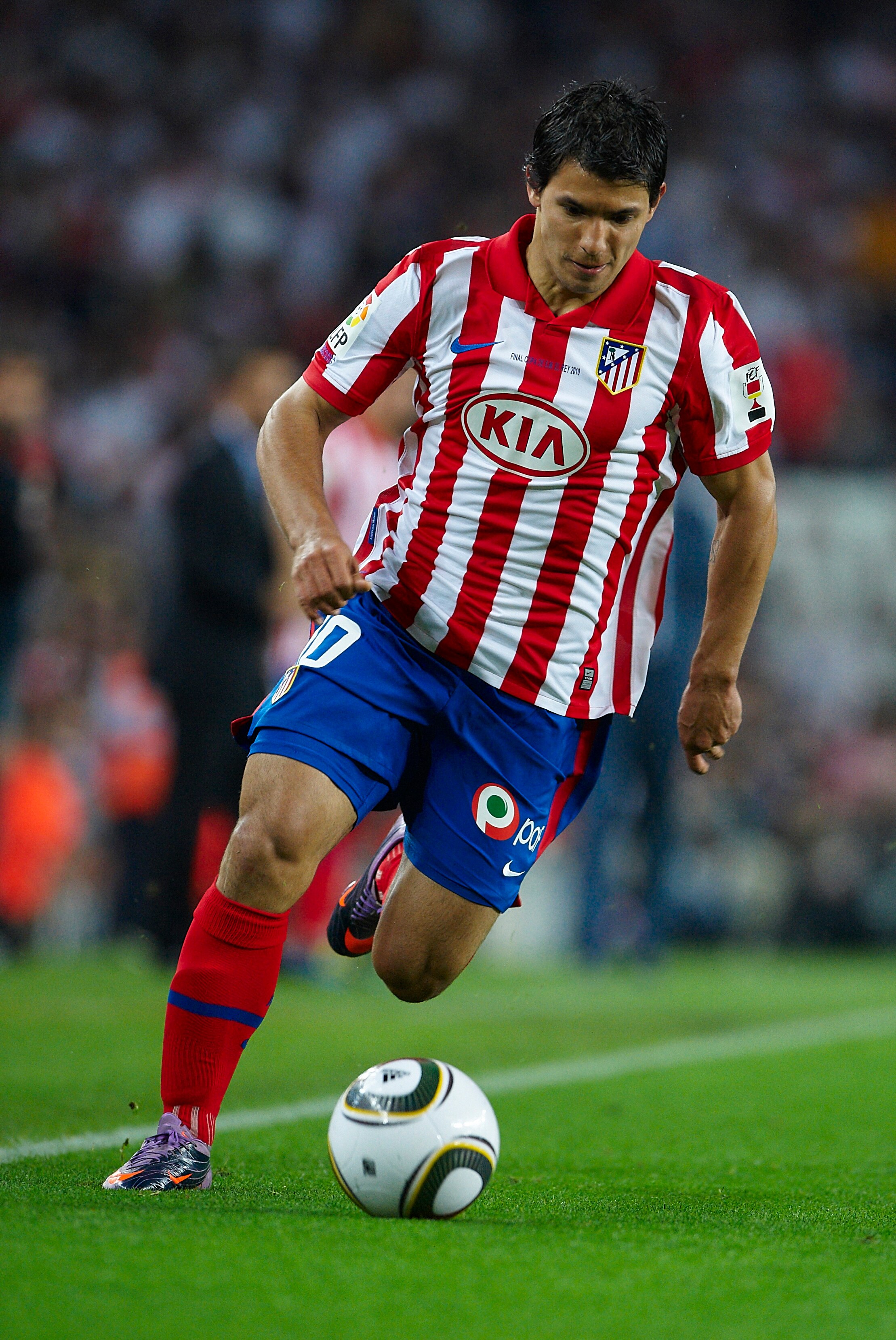 BARCELONA, SPAIN - MAY 19: Kun Aguero of Atletico de Madrid in action during the Copa del Rey final between Atletico de Madrid and Sevilla at Camp Nou stadium on May 19, 2010 in Barcelona, Spain.  (Photo by Manuel Queimadelos Alonso/Getty Images)