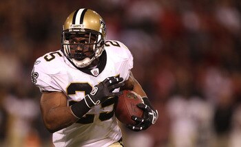 SAN FRANCISCO - SEPTEMBER 20:  Reggie Bush #25 of the New Orleans Saints runs against the San Francisco 49ers during an NFL game at Candlestick Park on September 20, 2010 in San Francisco, California.  (Photo by Jed Jacobsohn/Getty Images)