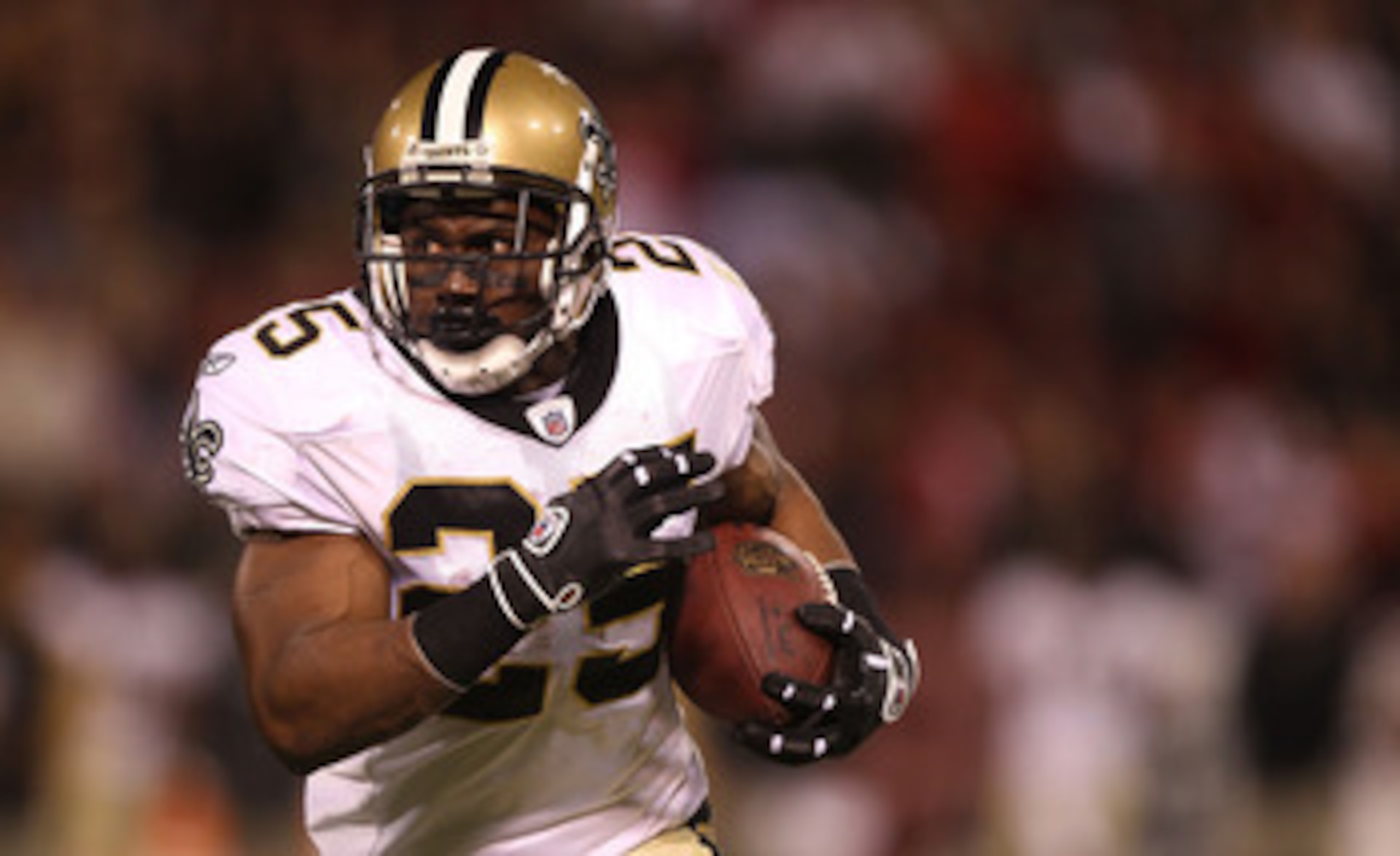 SAN FRANCISCO - SEPTEMBER 20:  Reggie Bush #25 of the New Orleans Saints runs against the San Francisco 49ers during an NFL game at Candlestick Park on September 20, 2010 in San Francisco, California.  (Photo by Jed Jacobsohn/Getty Images)