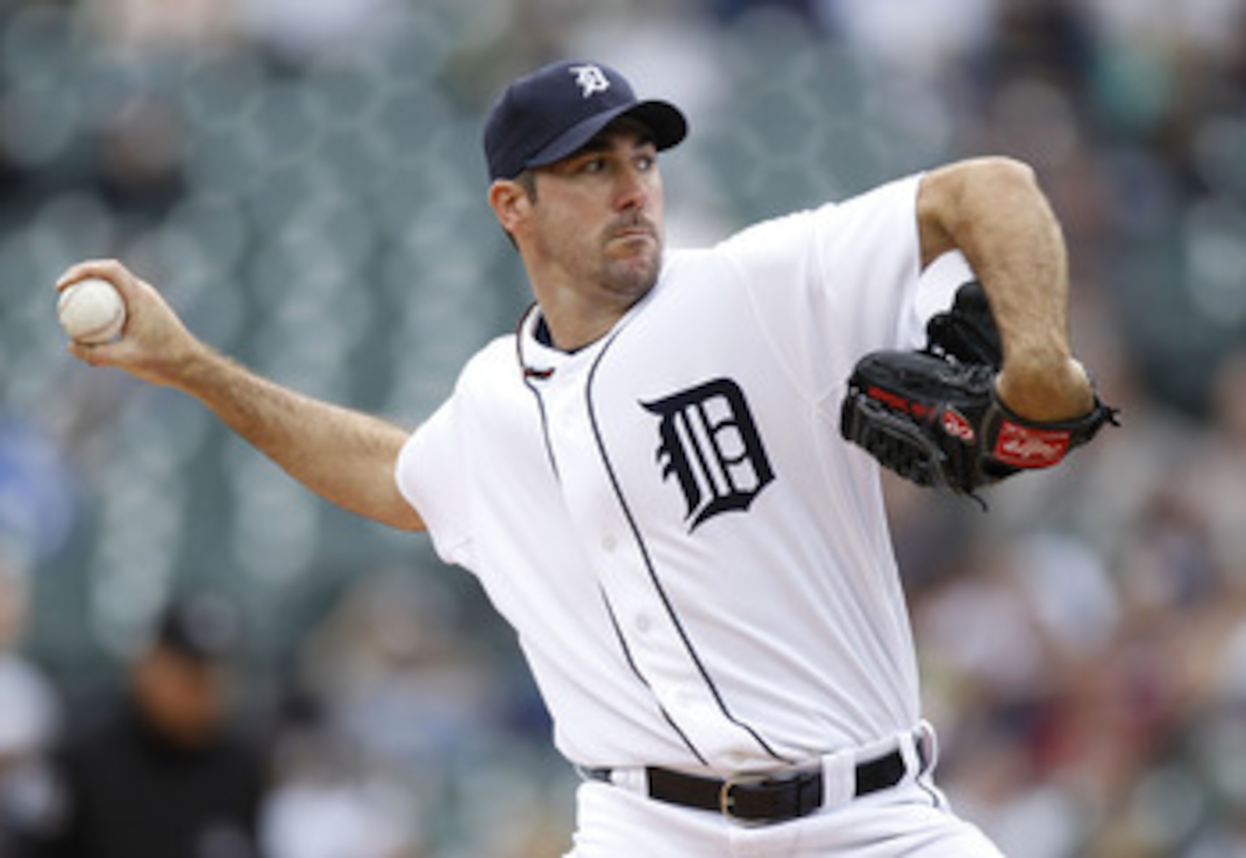 DETROIT, MI - APRIL 11:  Justin Verlander #35 of the Detroit Tigers throws a pitch while playing the Texas Rangers at Comerica Park on April 11, 2011 in Detroit, Michigan.  (Photo by Gregory Shamus/Getty Images)