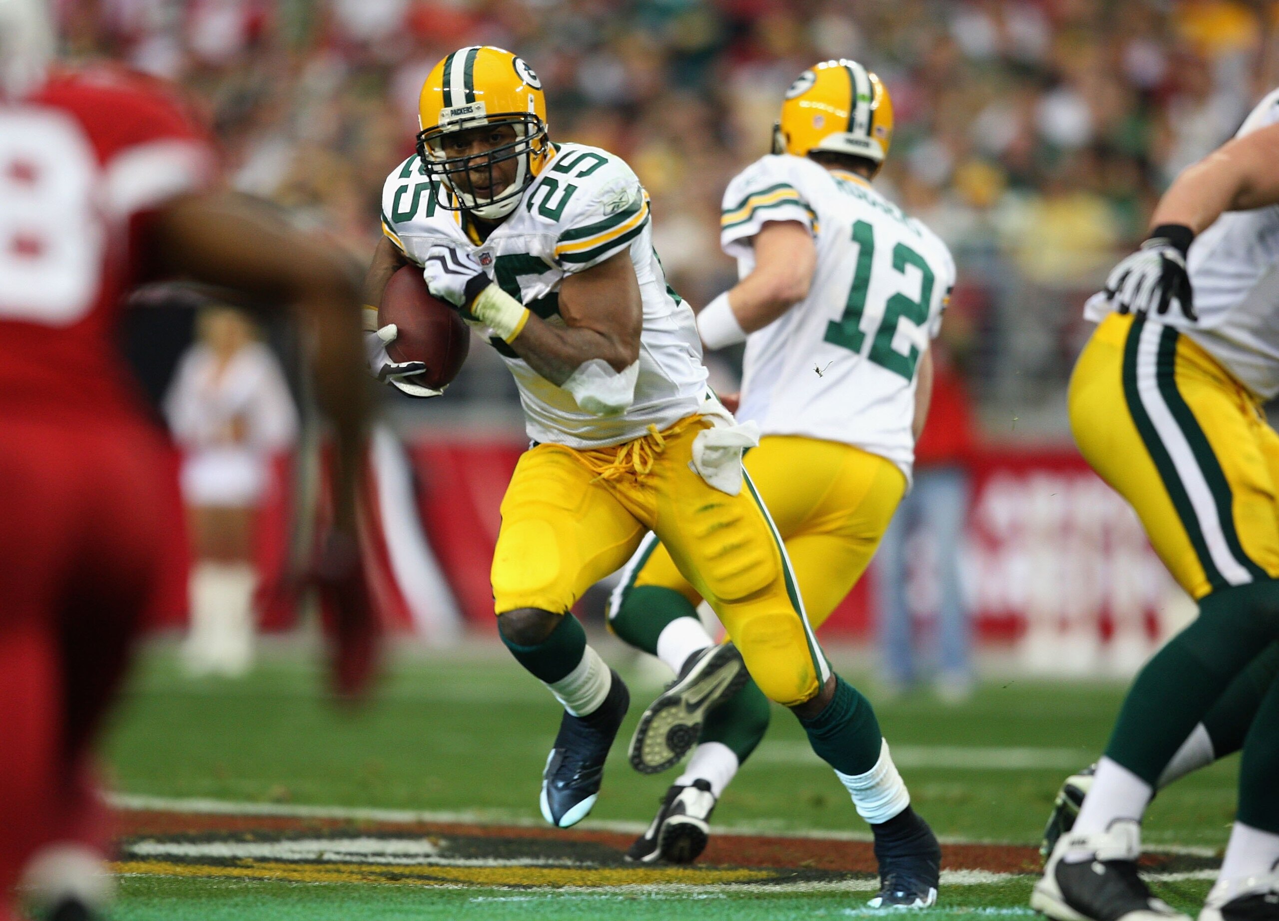 GLENDALE, AZ - JANUARY 03:  Runningback Ryan Grant #25 of the Green Bay Packers runs with the ball during the NFL game against the Arizona Cardinals at the Universtity of Phoenix Stadium on January 3, 2010 in Glendale, Arizona.  The Packers defeated the C