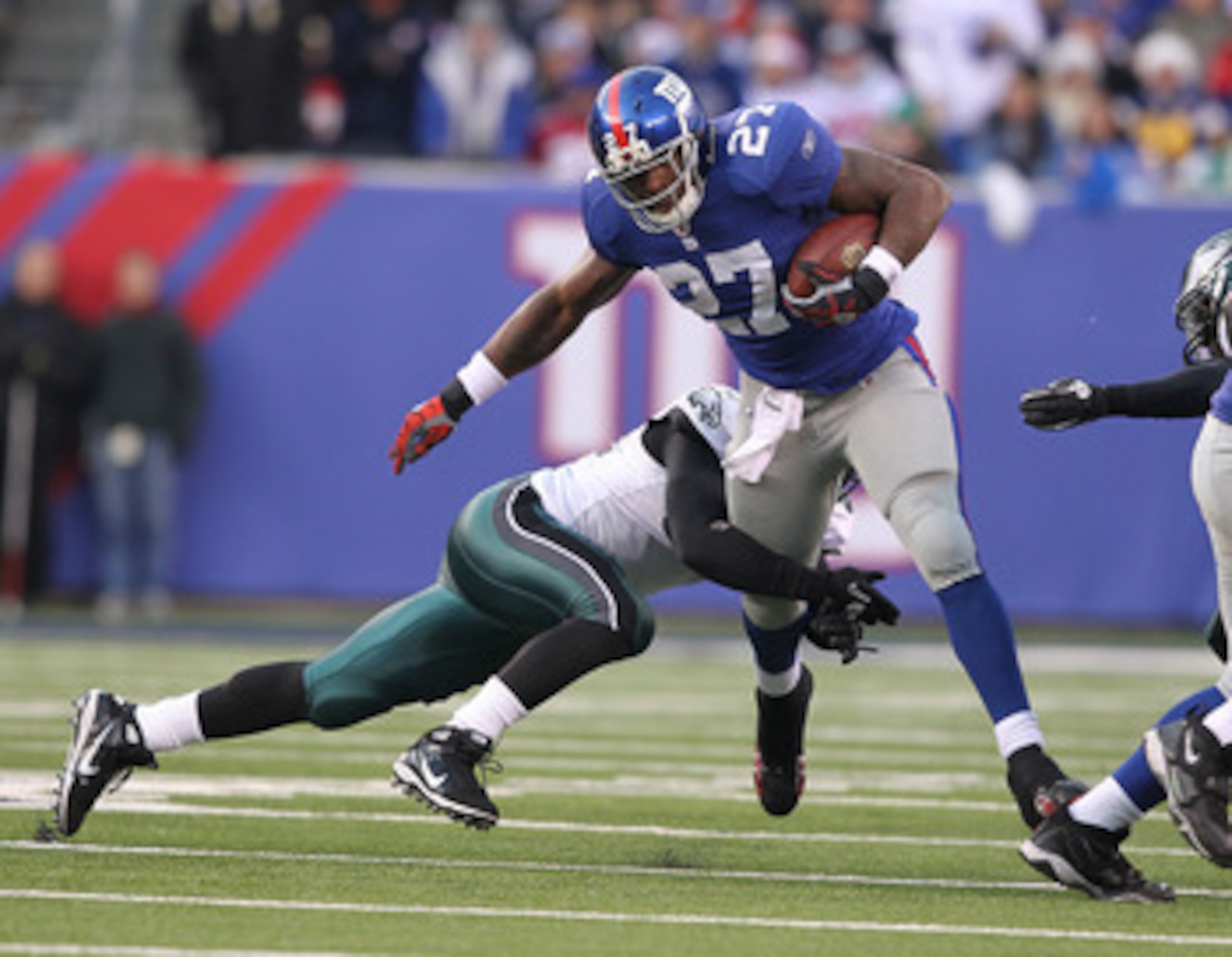 EAST RUTHERFORD, NJ - DECEMBER 19:  Brandon Jacobs #27 of the New York Giants runs with the ball against  the Philadelphia Eagles during their game on December 19, 2010 at The New Meadowlands Stadium in East Rutherford, New Jersey.  (Photo by Al Bello/Get