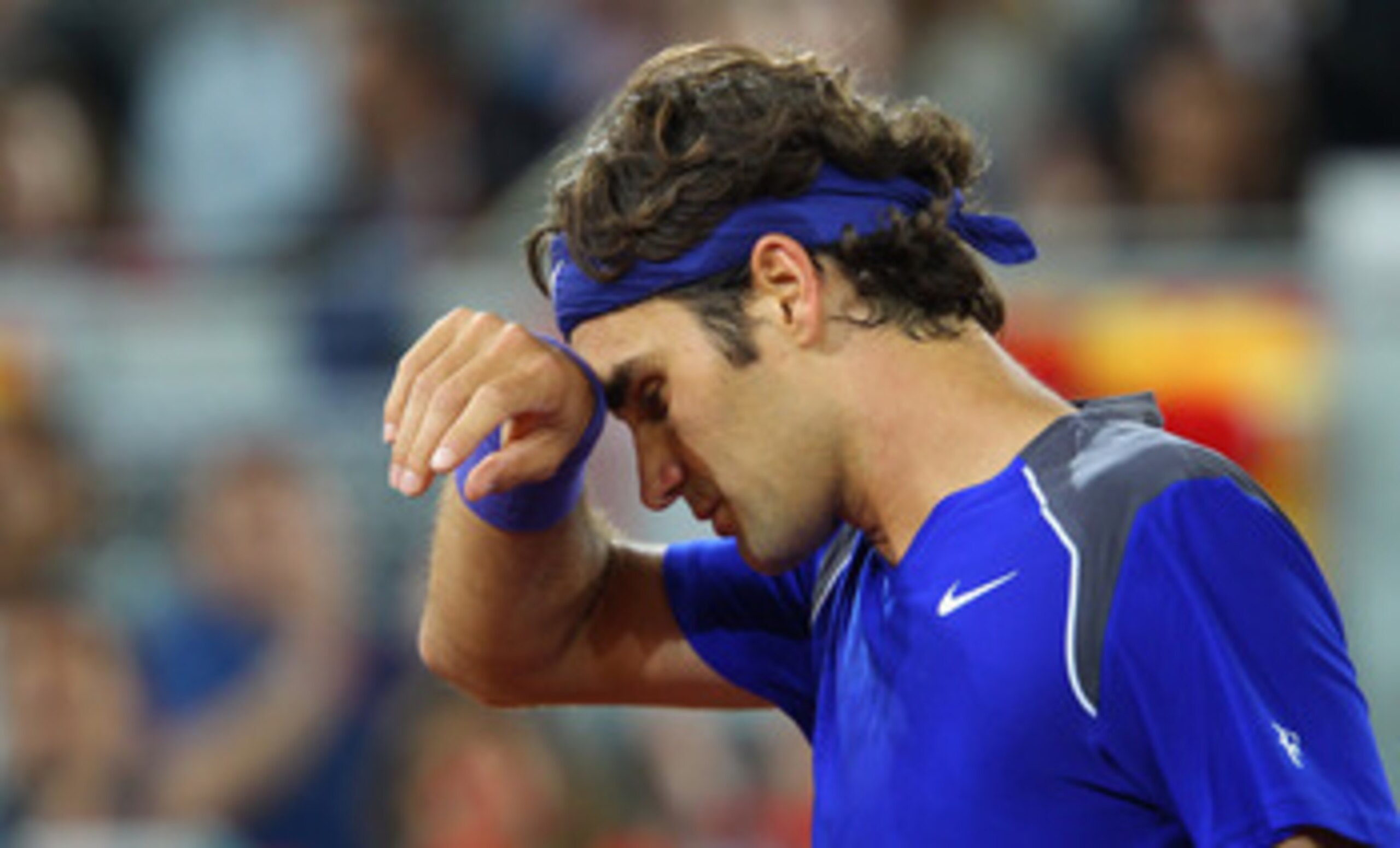 MADRID, SPAIN - MAY 07: Roger Federer of Switzerland wipes his face in his match against Rafael Nadal of Spain during day eight of the Mutua Madrilena Madrid Open Tennis on May 7, 2011 in Madrid, Spain. (Photo by Julian Finney/Getty Images) MADRID, SPAIN - MAY 07: Roger Federer of Switzerland wipes his face in his match against Rafael Nadal of Spain during day eight of the Mutua Madrilena Madrid Open Tennis on May 7, 2011 in Madrid, Spain. (Photo by Julian Finney/Getty Images)