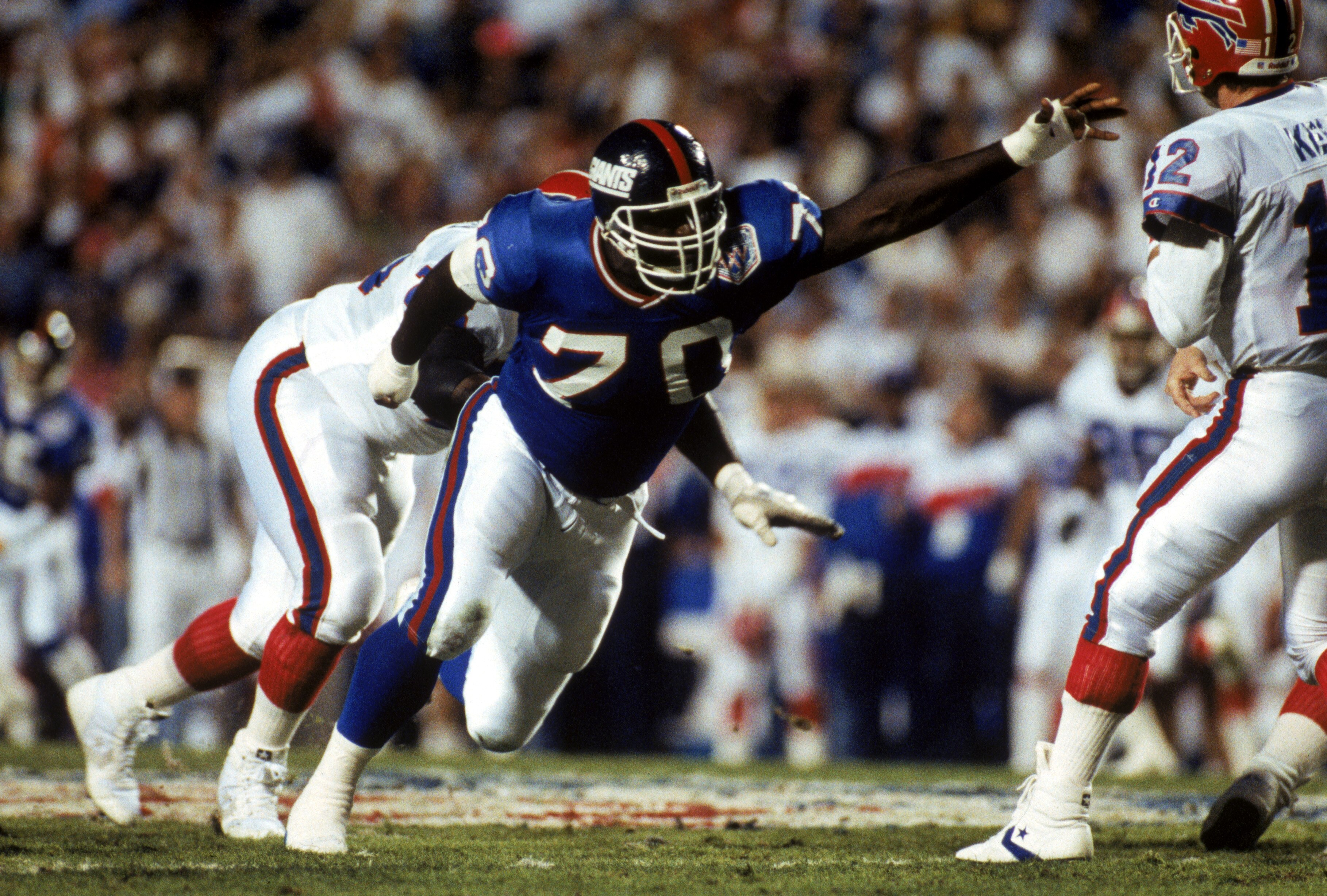 TAMPA, FL - JANUARY 27:  Defensive tackle Leonard Marshall #70 of the New York Giants pressures quarterback Jim Kelly #12 of the Buffalo Bills during Super Bowl XXV at Tampa Stadium on January 27, 1991 in Tampa, Florida. The Giants defeated the Bills 20-1