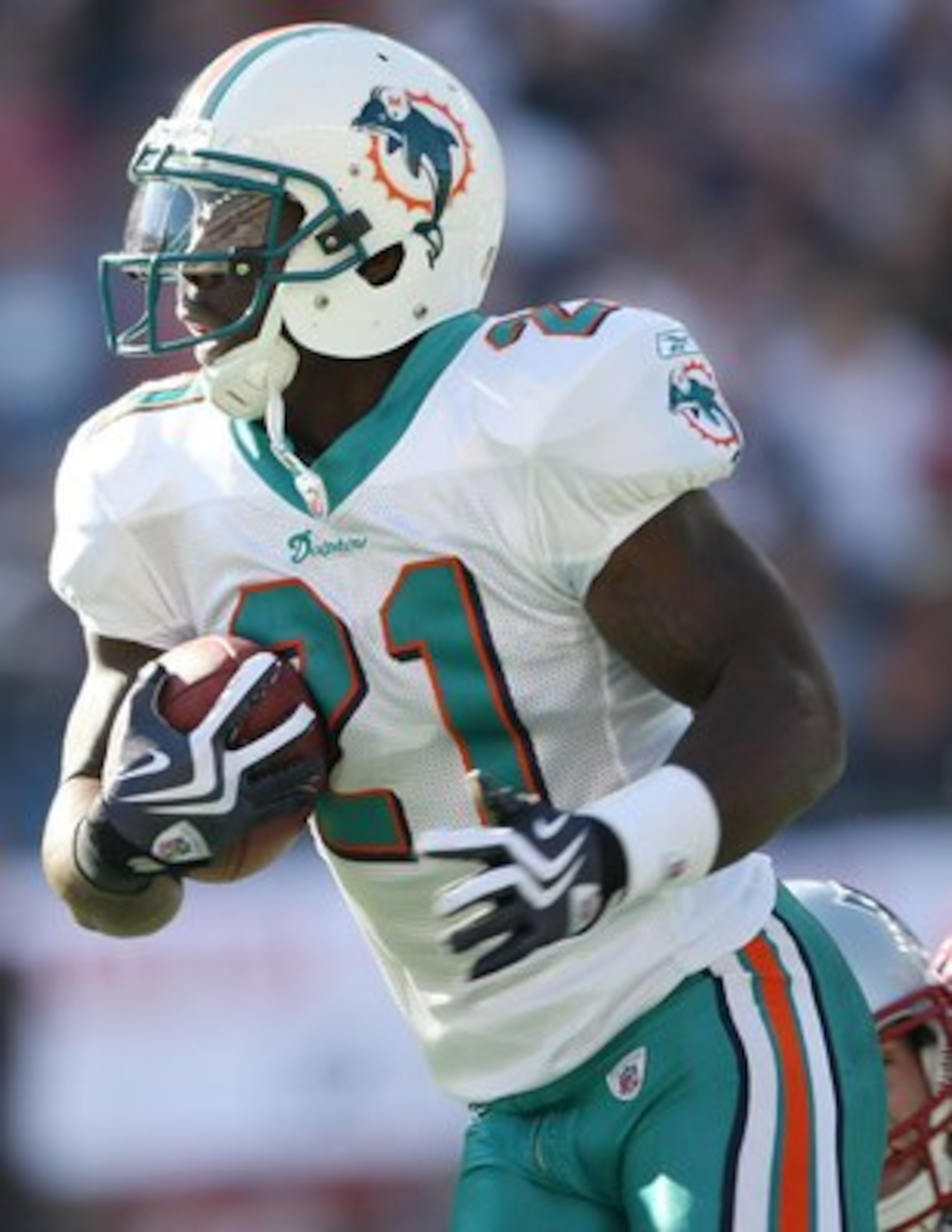 FOXBORO, MA - NOVEMBER 08:  Vontae Davis #21 of the Miami Dolphins carries the ball after he intercepted a pass intended for Randy Moss of the New England Patriots on November 8, 2009 at Gillette Stadium in Foxboro, Massachusetts.  (Photo by Elsa/Getty Im