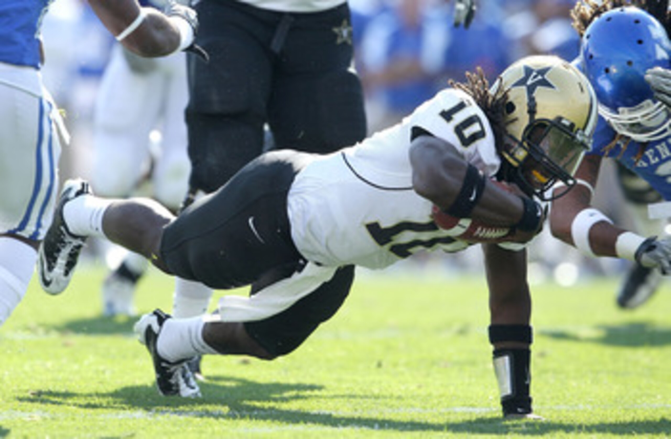 LEXINGTON, KY - NOVEMBER 13:  Larry Smith #10 of the Vanderbilt Commodores runs with the ball during the game against the Kentucky Wildcats  at Commonwealth Stadium on November 13, 2010 in Lexington, Kentucky.  (Photo by Andy Lyons/Getty Images)