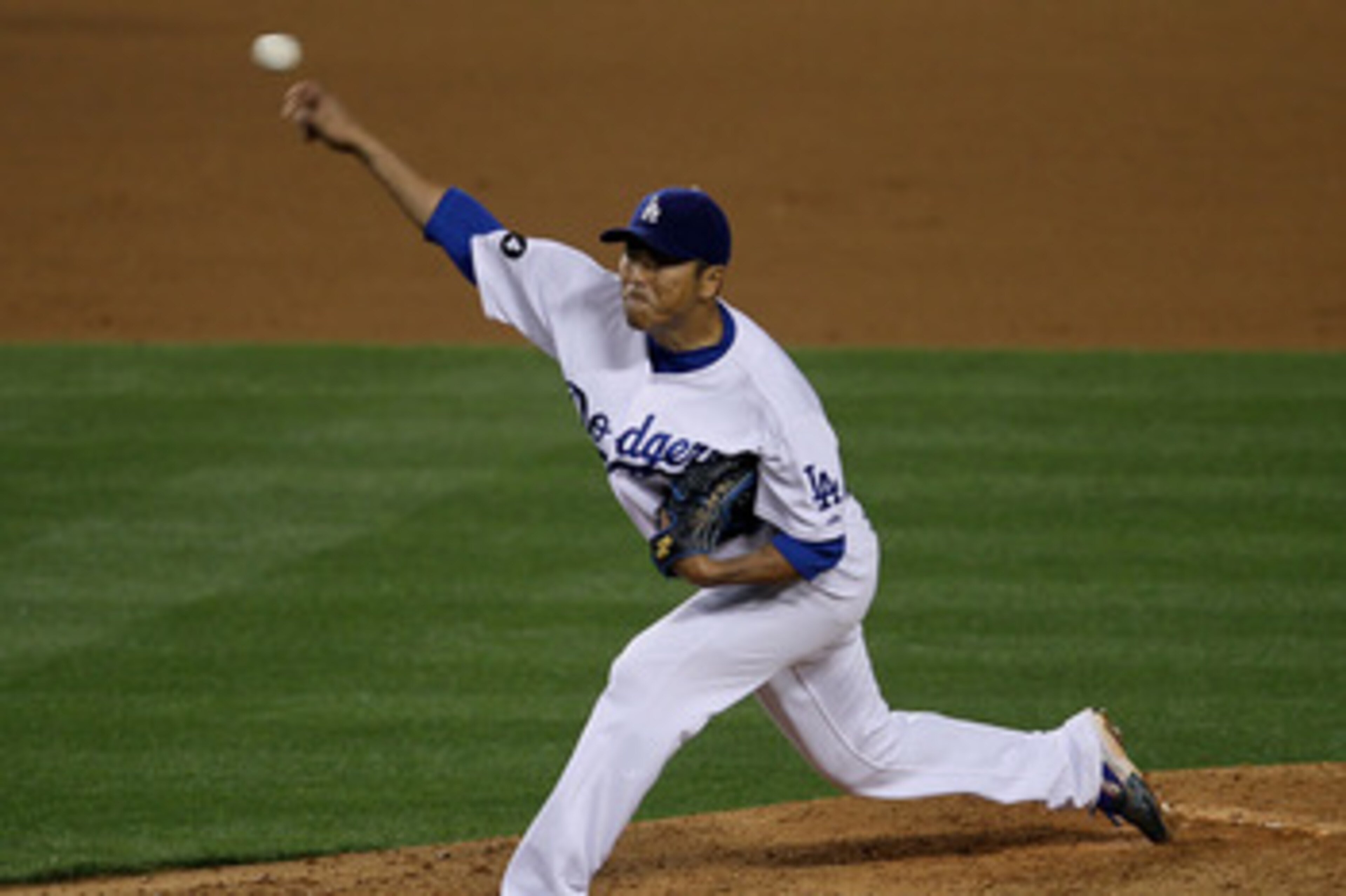 LOS ANGELES, CA - APRIL 14:  Pitcher Hiroki Kuroda #18 of the Los Angeles Dodgers throws a pitch against the St Louis Cardinals on April 14, 2011 at Dodger Stadium in Los Angeles, California.  (Photo by Stephen Dunn/Getty Images)