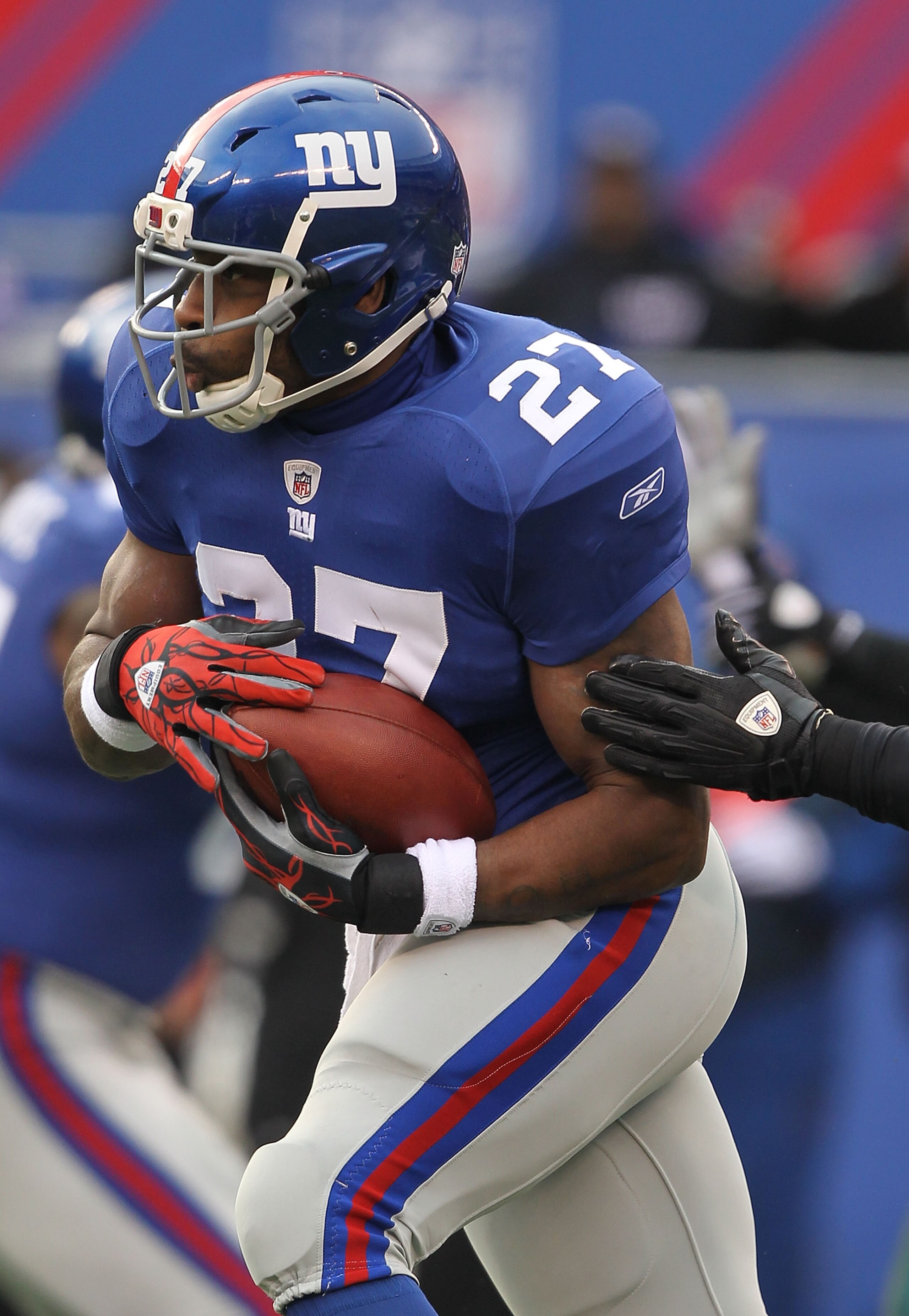 EAST RUTHERFORD, NJ - DECEMBER 19: Brandon Jacobs #27 of the New York Giants runs with the ball against the Philadelphia Eagles during their game on December 19, 2010 at The New Meadowlands Stadium in East Rutherford, New Jersey. (Photo by Al Bello/Get EAST RUTHERFORD, NJ - DECEMBER 19: Brandon Jacobs #27 of the New York Giants runs with the ball against the Philadelphia Eagles during their game on December 19, 2010 at The New Meadowlands Stadium in East Rutherford, New Jersey. (Photo by Al Bello/Get