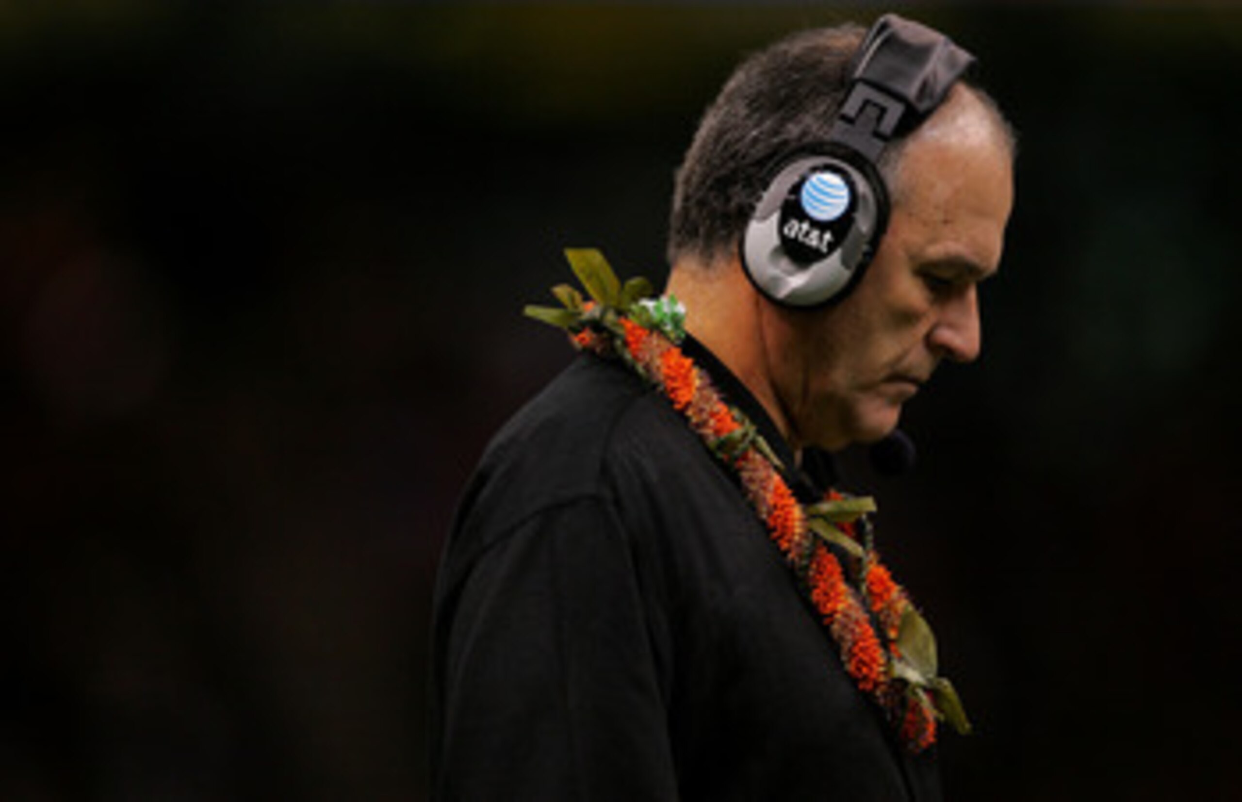 NEW ORLEANS - JANUARY 01:  Head coach June Jones of the Hawai'i Warriors hangs his head against the Georgia Bulldogs during the Allstate Sugar Bowl at the Louisiana Superdome on January 1, 2008 in New Orleans, Louisiana.  (Photo by Matthew Stockman/Getty 